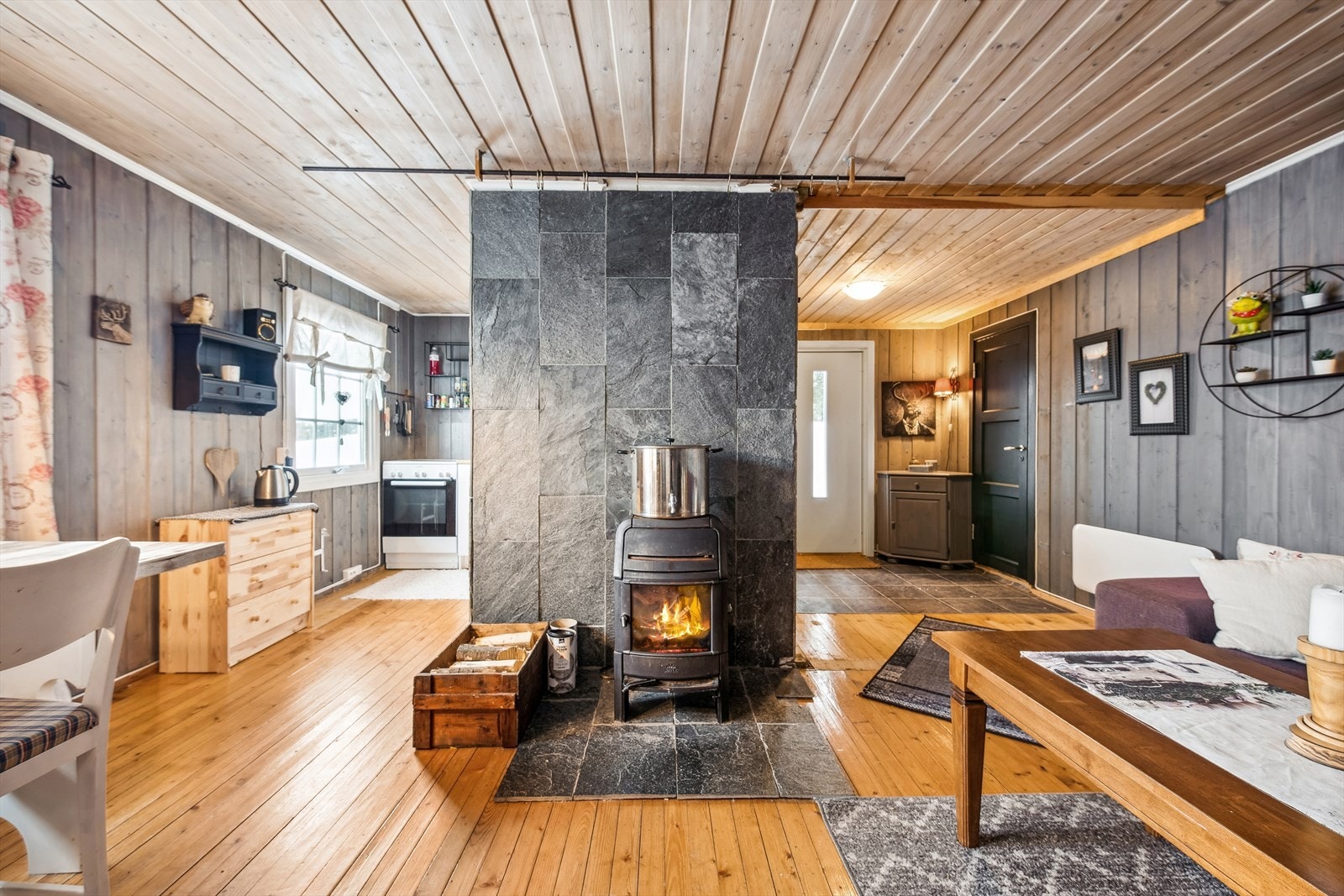 Peisovnen i hytta sørger for lun og god varme. Galleribilde