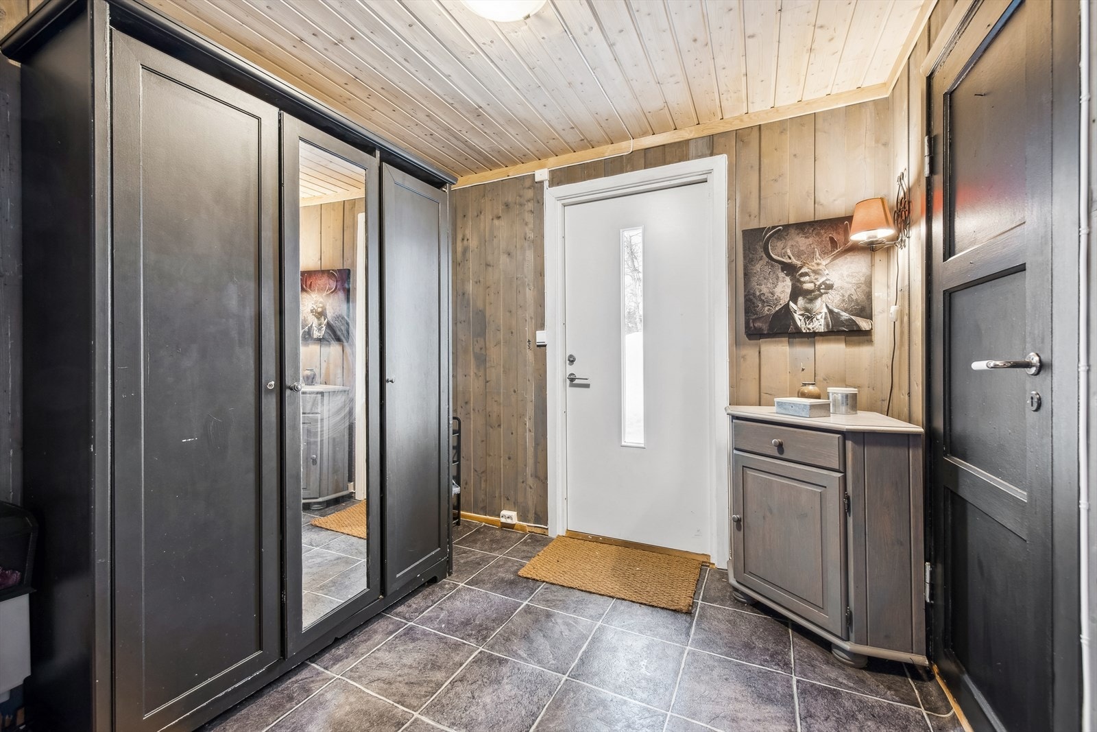 Romslig gang med god plass til å henge fra seg yttertøyet. Galleribilde