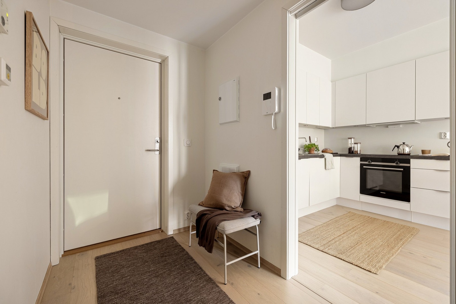 Romslig entré med god plass til yttertøy og sko. Galleribilde