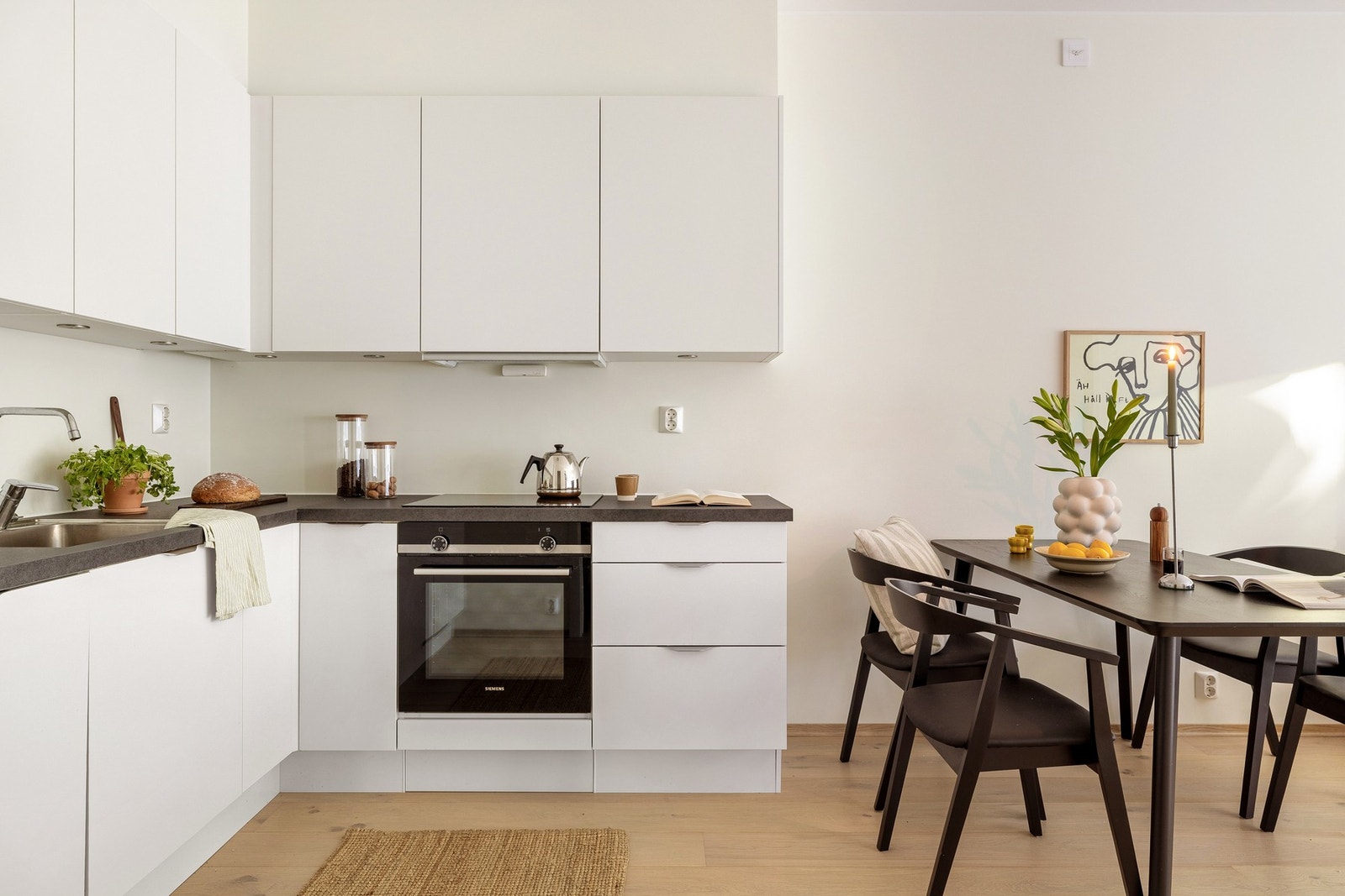 Den åpne kjøkkenløsningen gjør dette til et sosialt sted å lage mat. Galleribilde