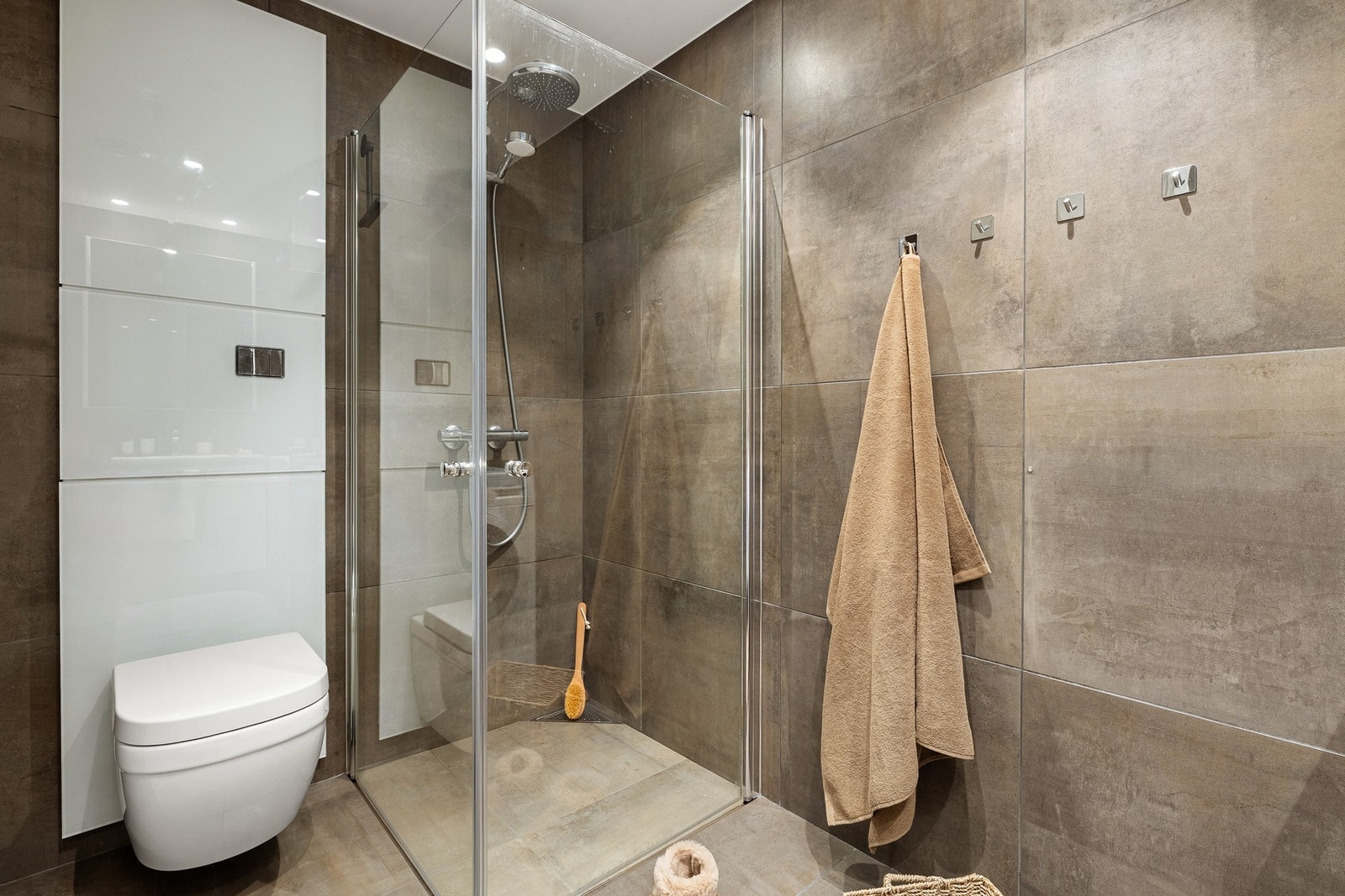 Fordelerskap for rør-i-rør system er diskret plassert over vegghengt toalett. Galleribilde