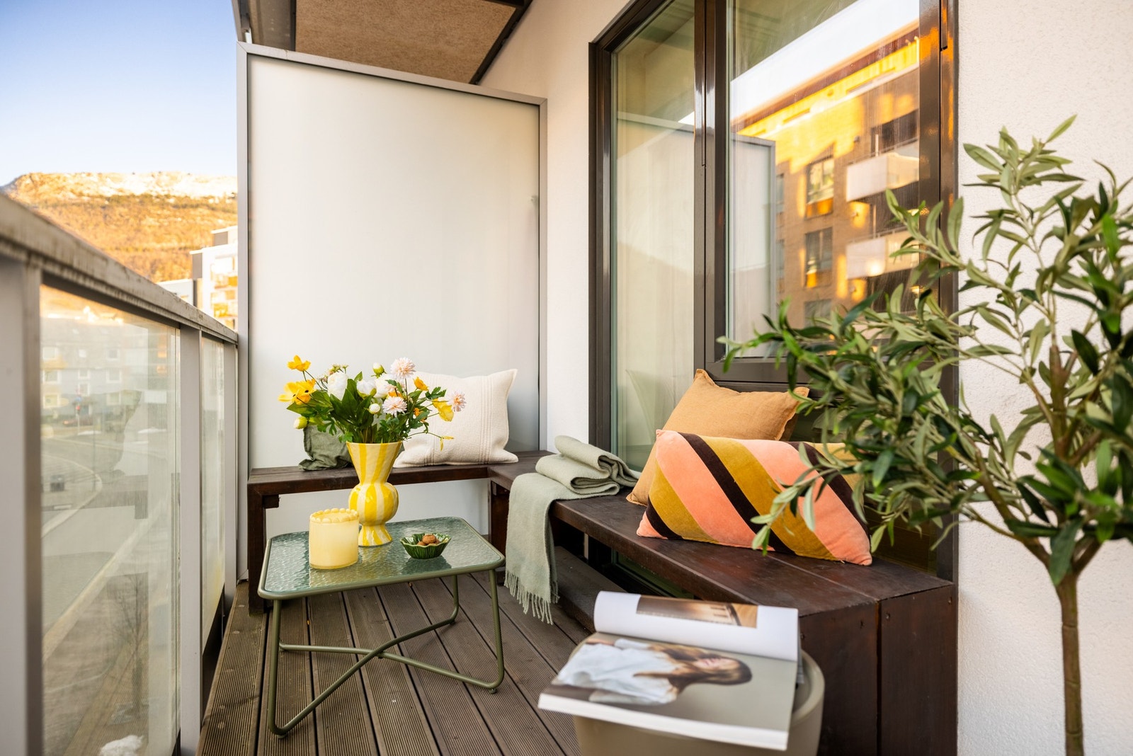 På balkongen er det lagt terrassebord fra Møre Royal e.l. Galleribilde