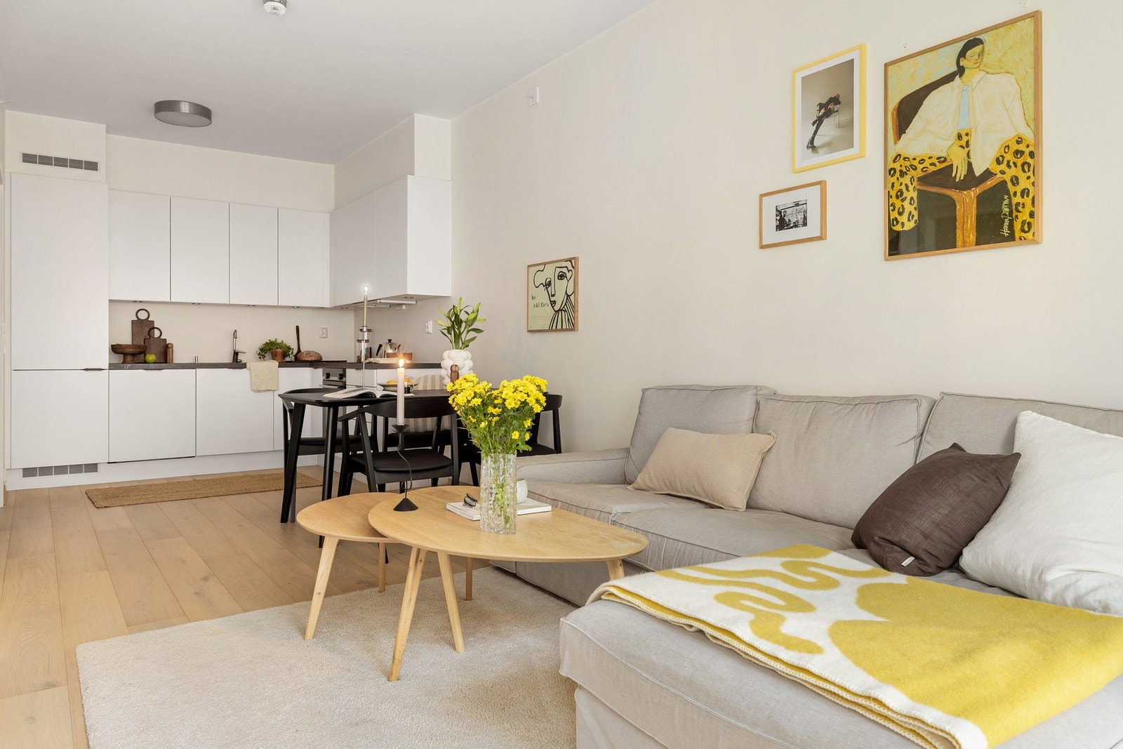 Det er vannbåren gulvvarme i stue/kjøkken, og det balanserte ventilasjonsanlegget sørger for et godt inneklima. Galleribilde