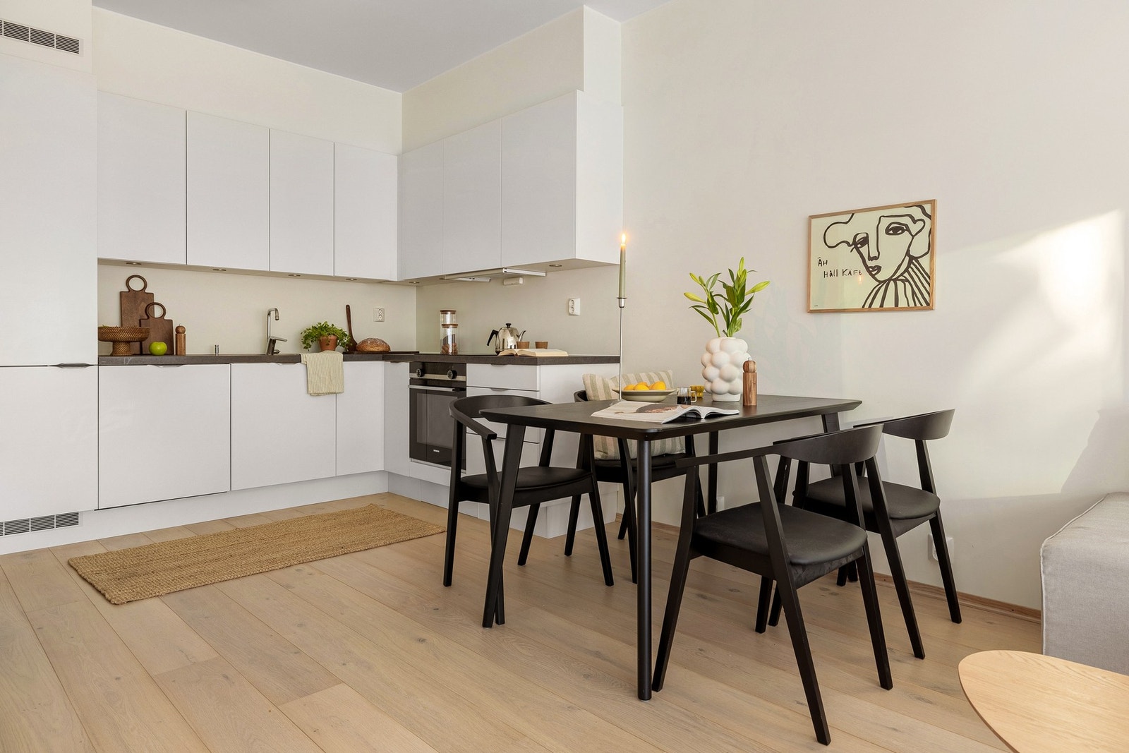 Spisebordet finner sin naturlige plass i nærheten av kjøkkenet. Galleribilde