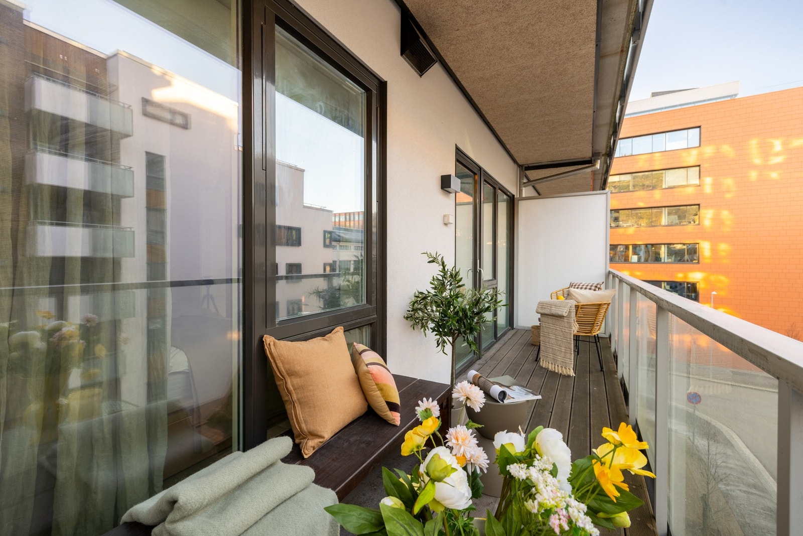 Her er det ettermiddags- og kveldssol, men ikke sammenhengende, da bygget i front tidvis tar noe av solen. Galleribilde