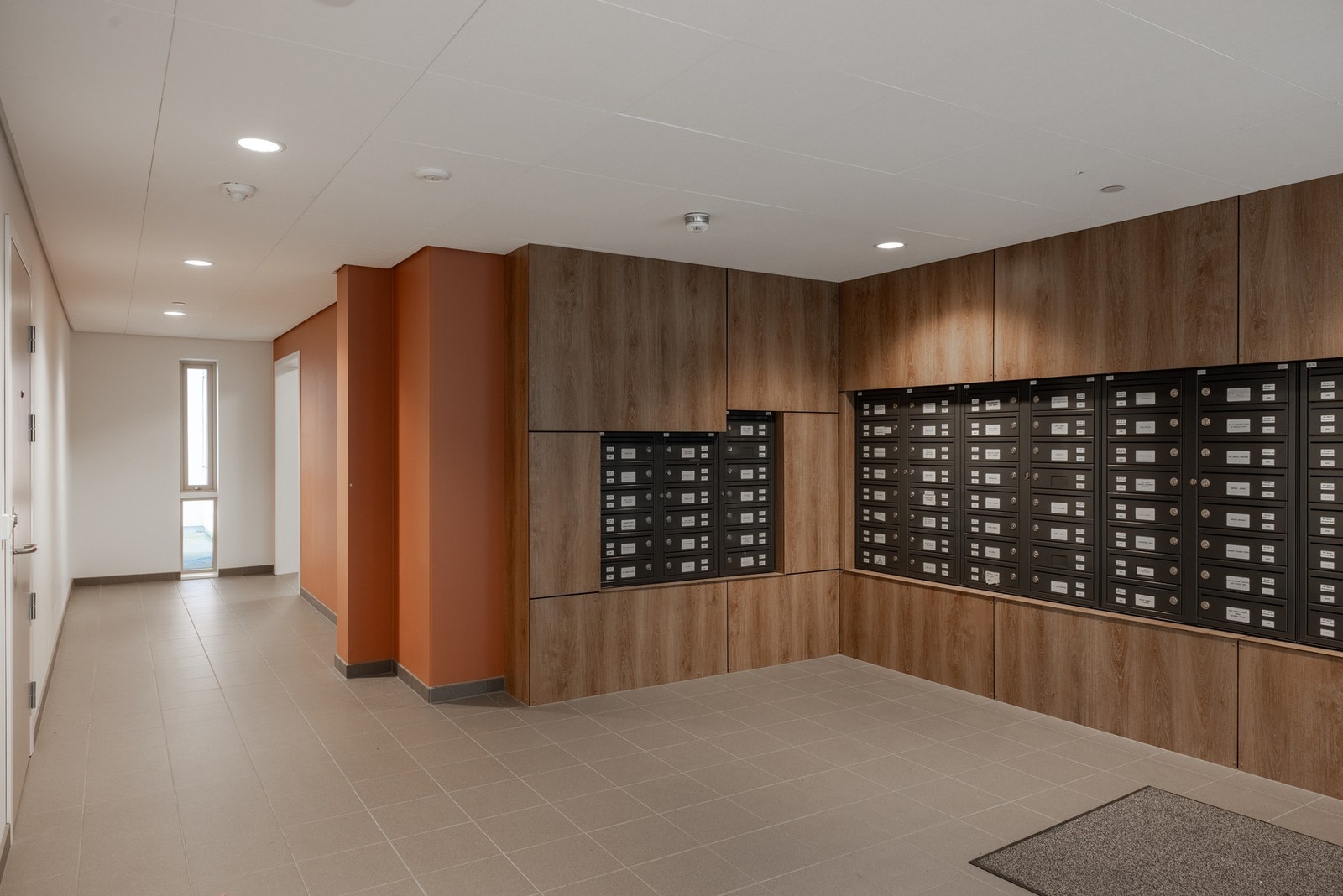 Flott inngangsparti med postkasser og heis. Galleribilde