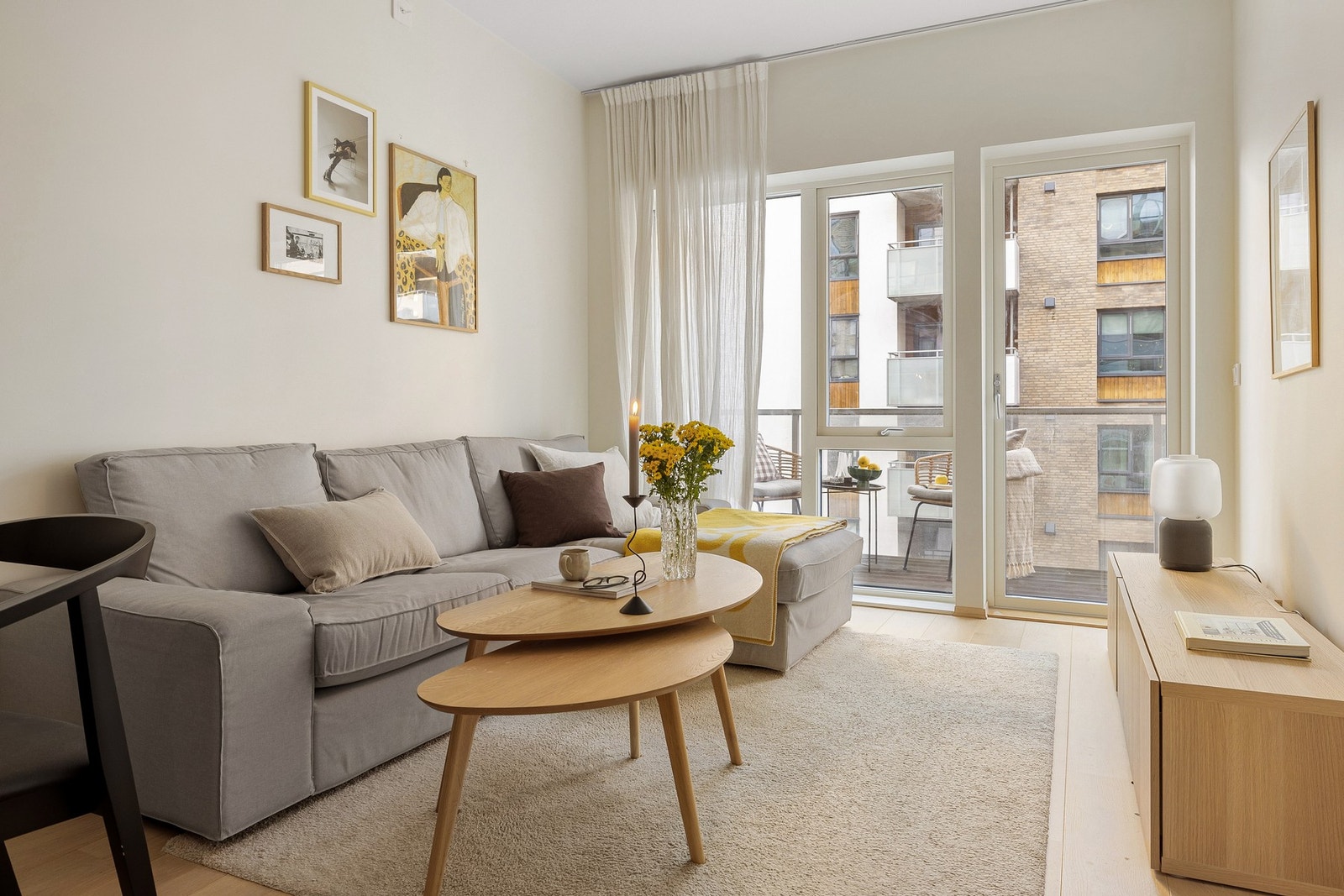 Vi beveger oss videre inn til stuen, som ligger i åpen løsning med kjøkkkenet. Galleribilde