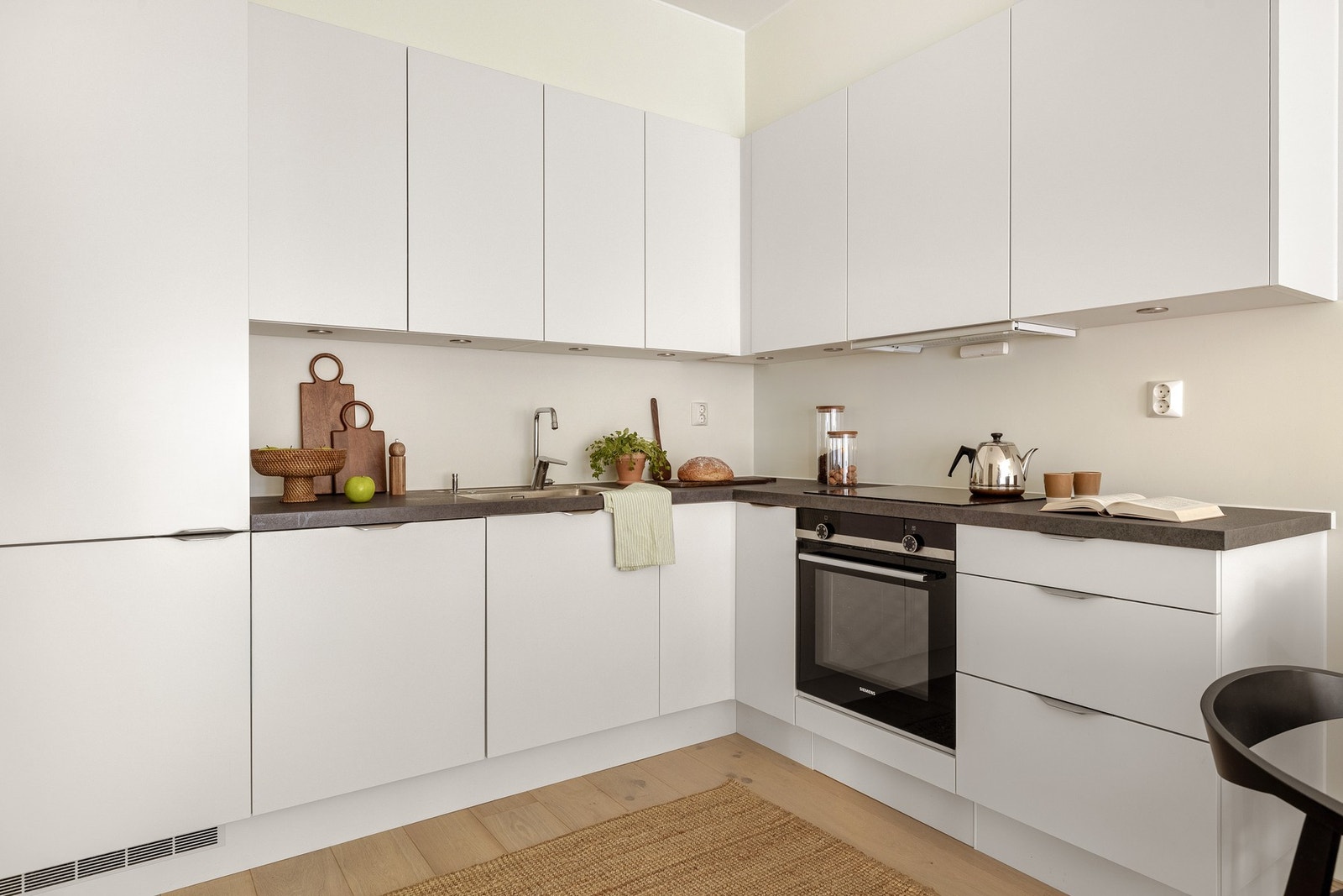 Det er integrert stekeovn, platetopp, oppvaskmaskin, ventilator og kjøleskap med frysedel. Galleribilde