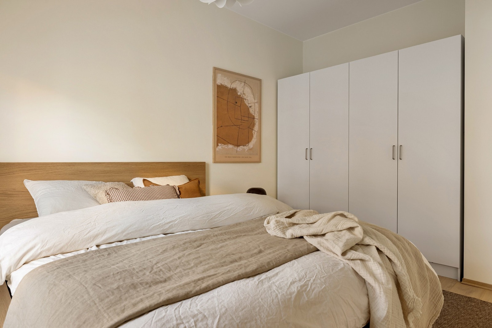 Garderobeskapet som står på soverommet i dag medfølger handelen. Galleribilde