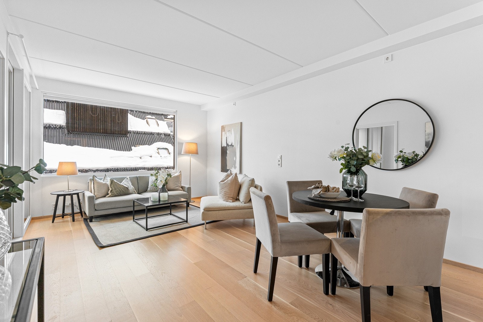 Boligen har en trivelig og romslig stue med plass til både sofagruppe og øvrig møblement. Galleribilde