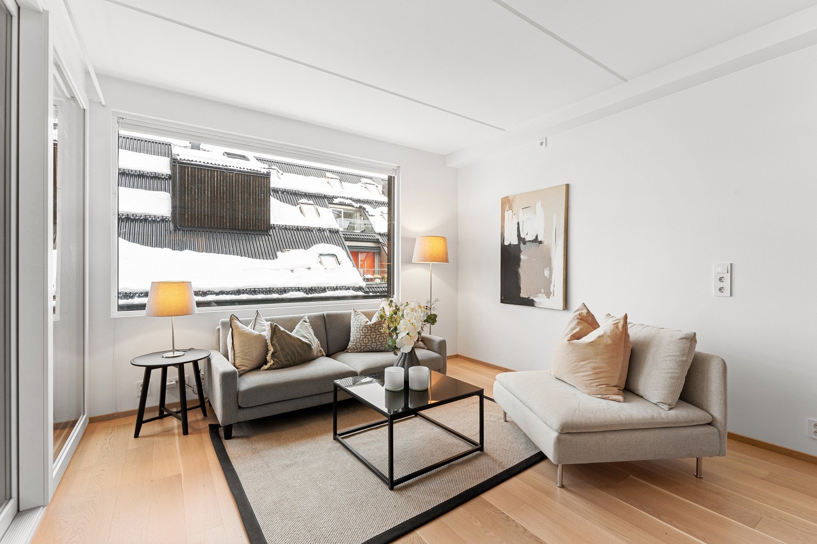 Veggene er slette og malt i lyse, delikate fargetoner. Galleribilde