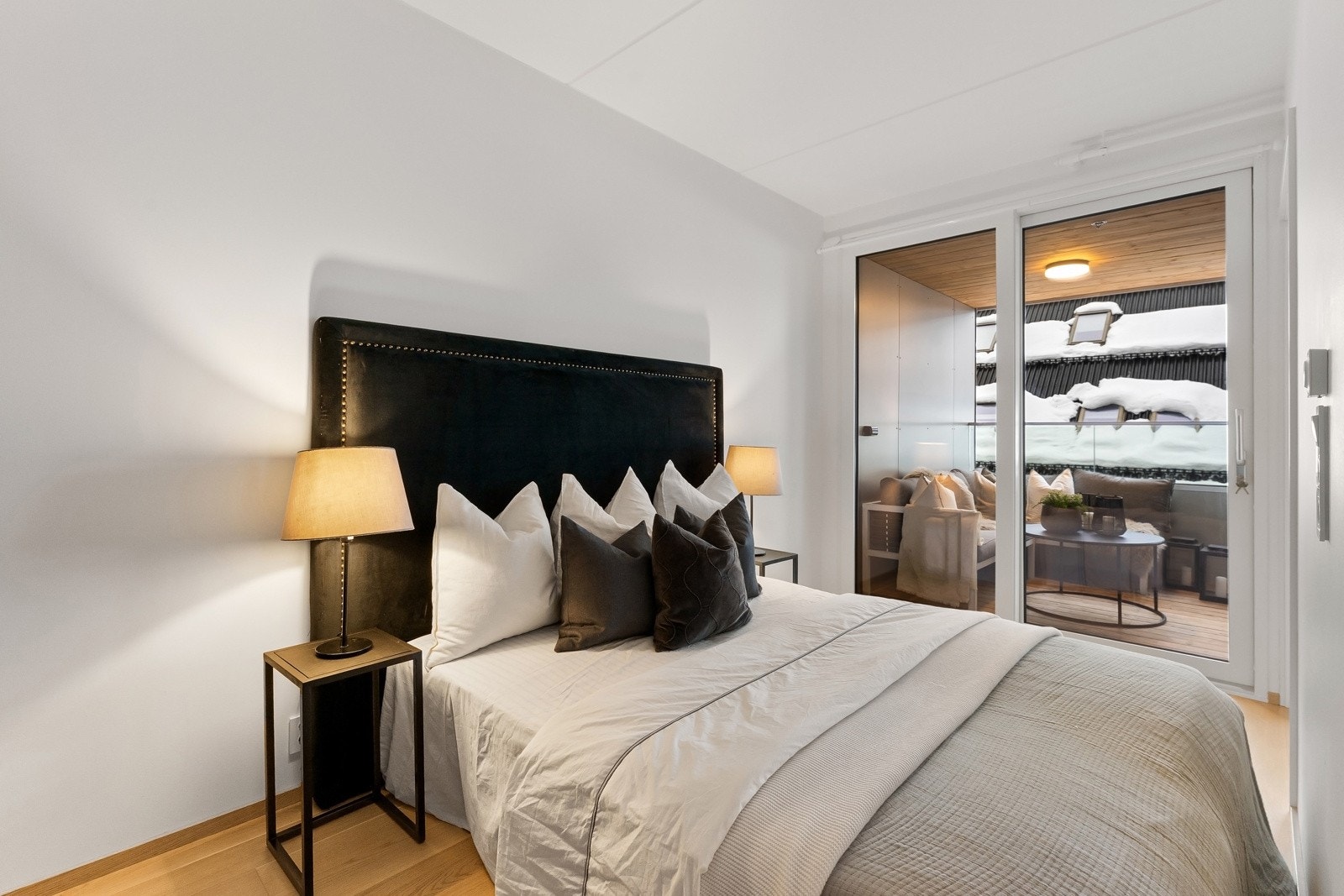 Boligen har et trivelig og lyst soverom med store vindusflater slipper mye naturlig lys inn i rommet, og med vinduer vendt mot rolig indre gårdsrom ligger forholdene til rette for en god natts søvn. Galleribilde