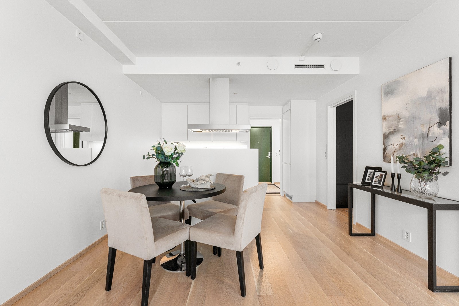 Spisestuen får sin naturlige plassering mellom stuen og kjøkkenet. Galleribilde