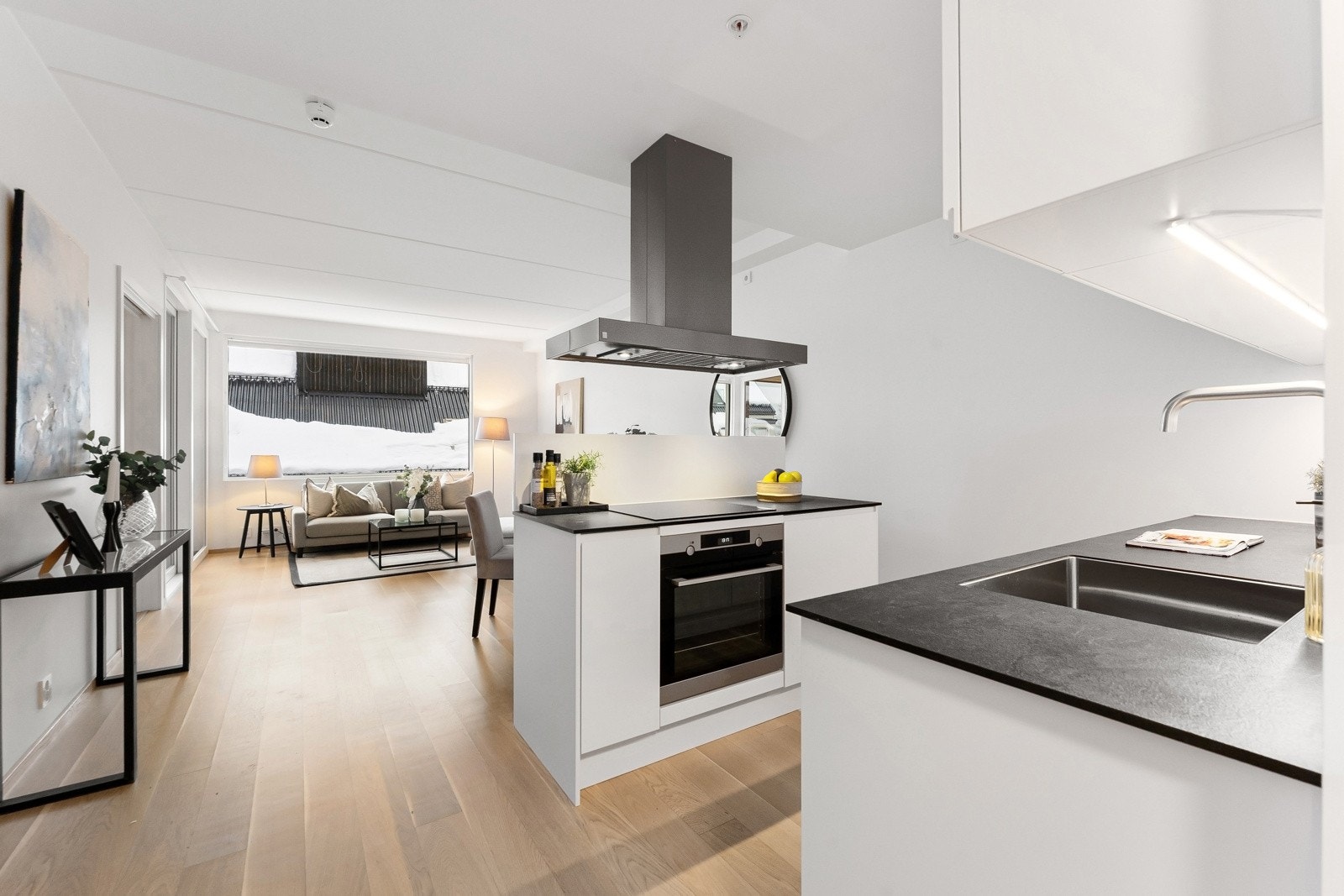 God lagringsplass i over- og underskap, og avtrekk via sentralt avtrekksanlegg i bygget. Galleribilde