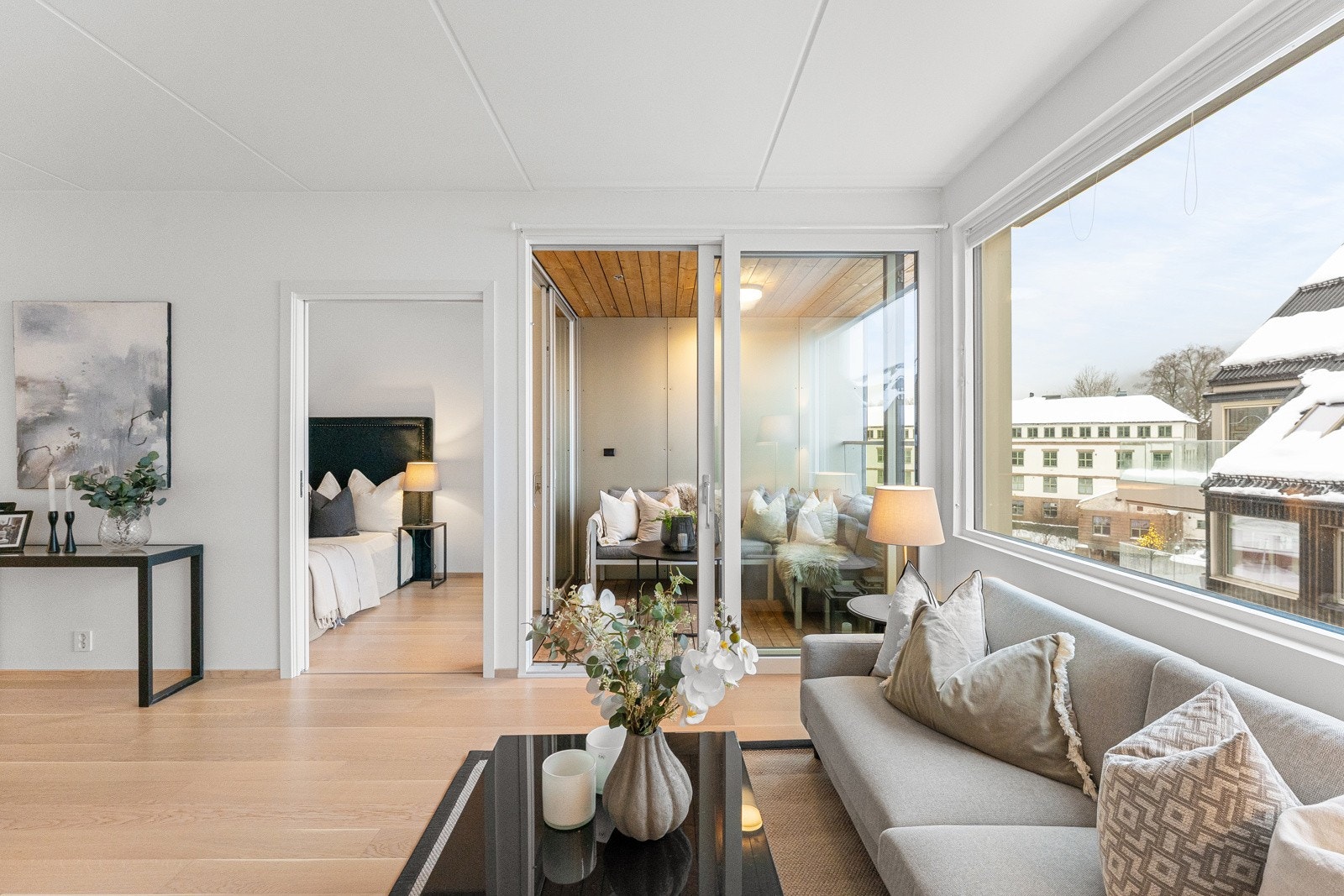 Fra stuen kan du tre direkte ut på en romslig balkong på 5 kvm. Galleribilde