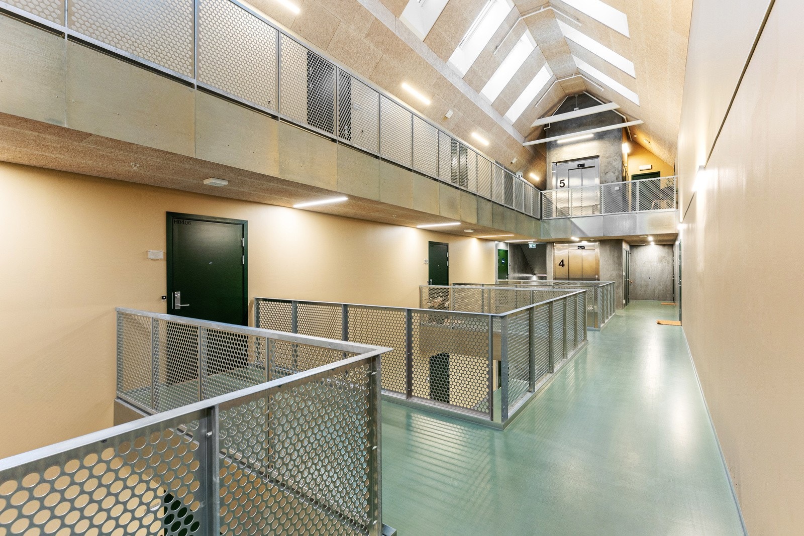 Leiligheten ligger i fjerde etasje og har adkomst via en felles oppgang med heis. Galleribilde