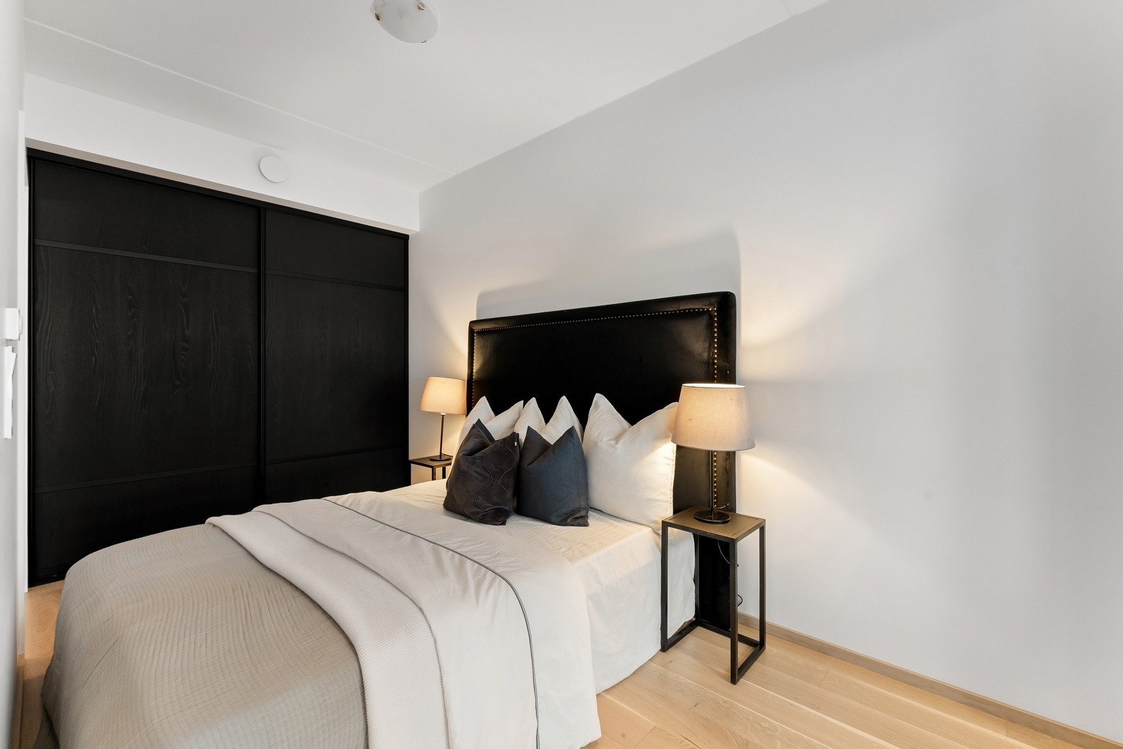 God plass til både dobbeltseng og garderobeløsning. Galleribilde