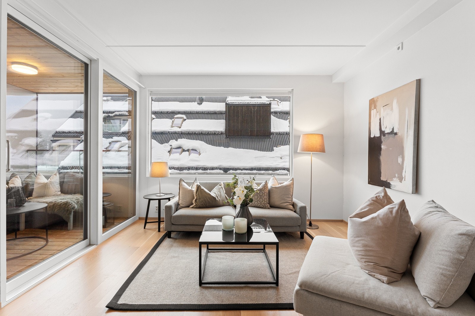 Stuen er et innbydende og lyst rom med lekker parkett på gulvet som går igjen i samtlige rom i boligen, med unntak av badet. Galleribilde