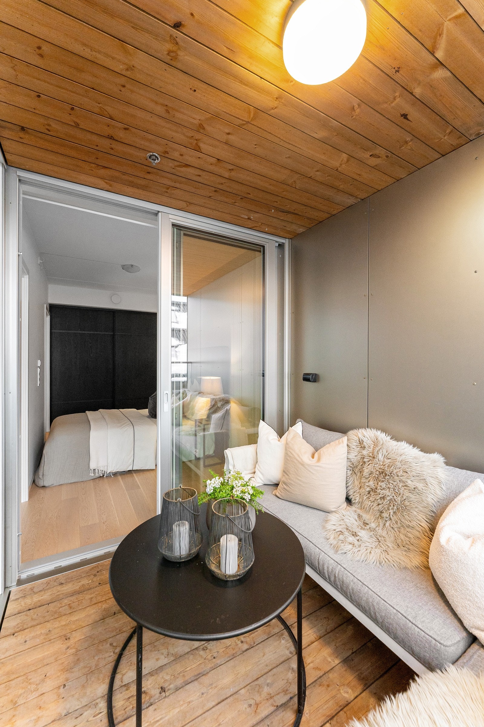 Her er det god plass til utemøbler, og balkongen blir en herlig forlengelse av stuen på varme sommerdager. Det er montert stikkontakt og utelys på balkongen. Galleribilde