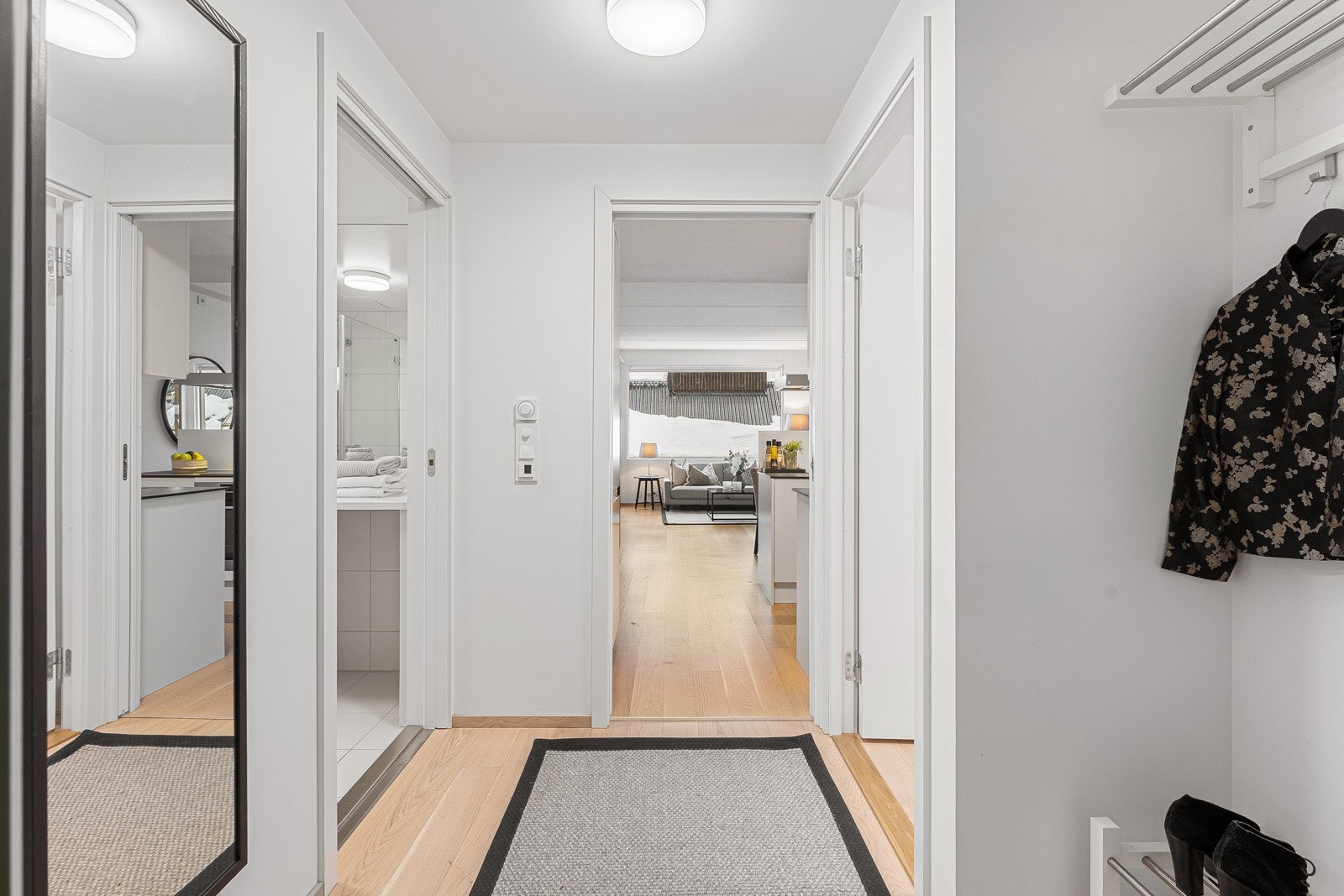 Vel inne i entréen har du god plass til å henge fra deg yttertøyet i en skyedørsgarderobe. Galleribilde