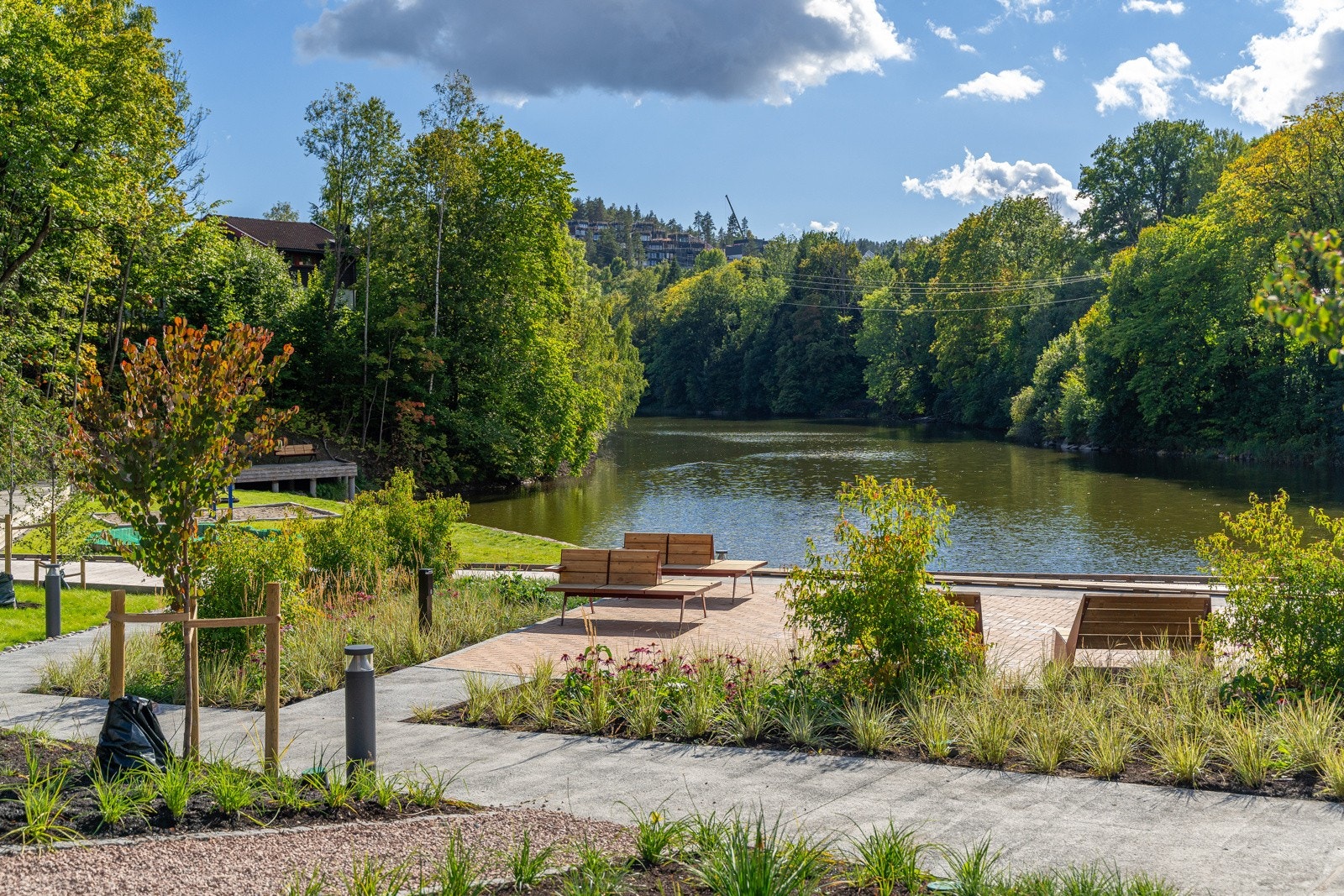 Ved Kistefossdammen er det etablert et nytt uteområde med lekeplass og scene - et populært samlingspunkt i sommermånedene. Galleribilde