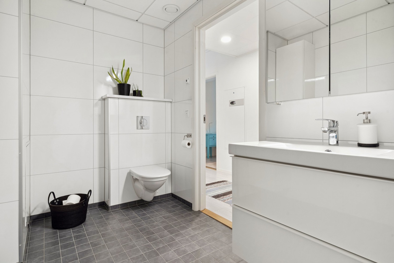 Kombinert bad og vaskerom. Galleribilde