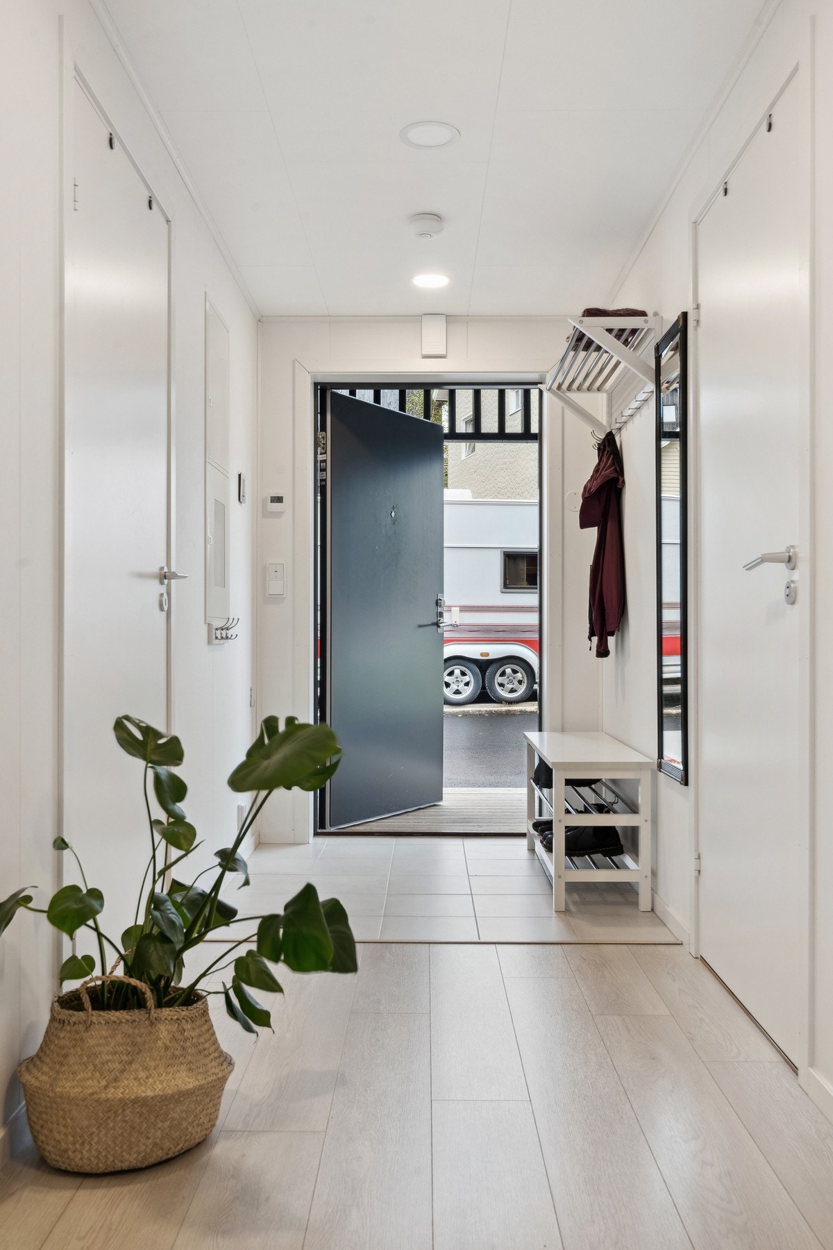 Flislagt entrè. Leiligheten har vannbåren varme i gulvet, bortsett fra bad/vaskerom hvor det er elektriske varmekabler. Galleribilde