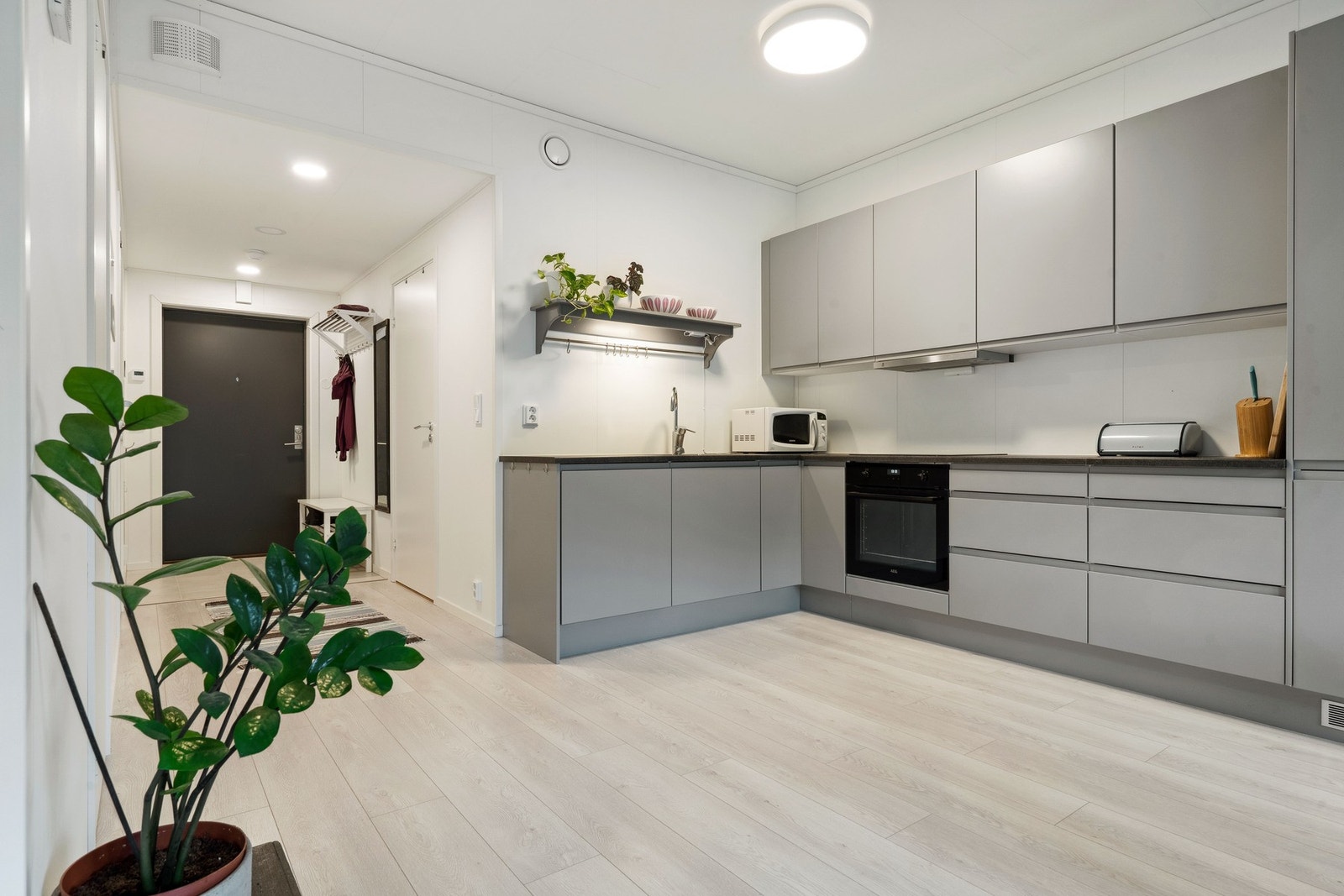 Godt med skap og benkeplass på kjøkkenet. Galleribilde