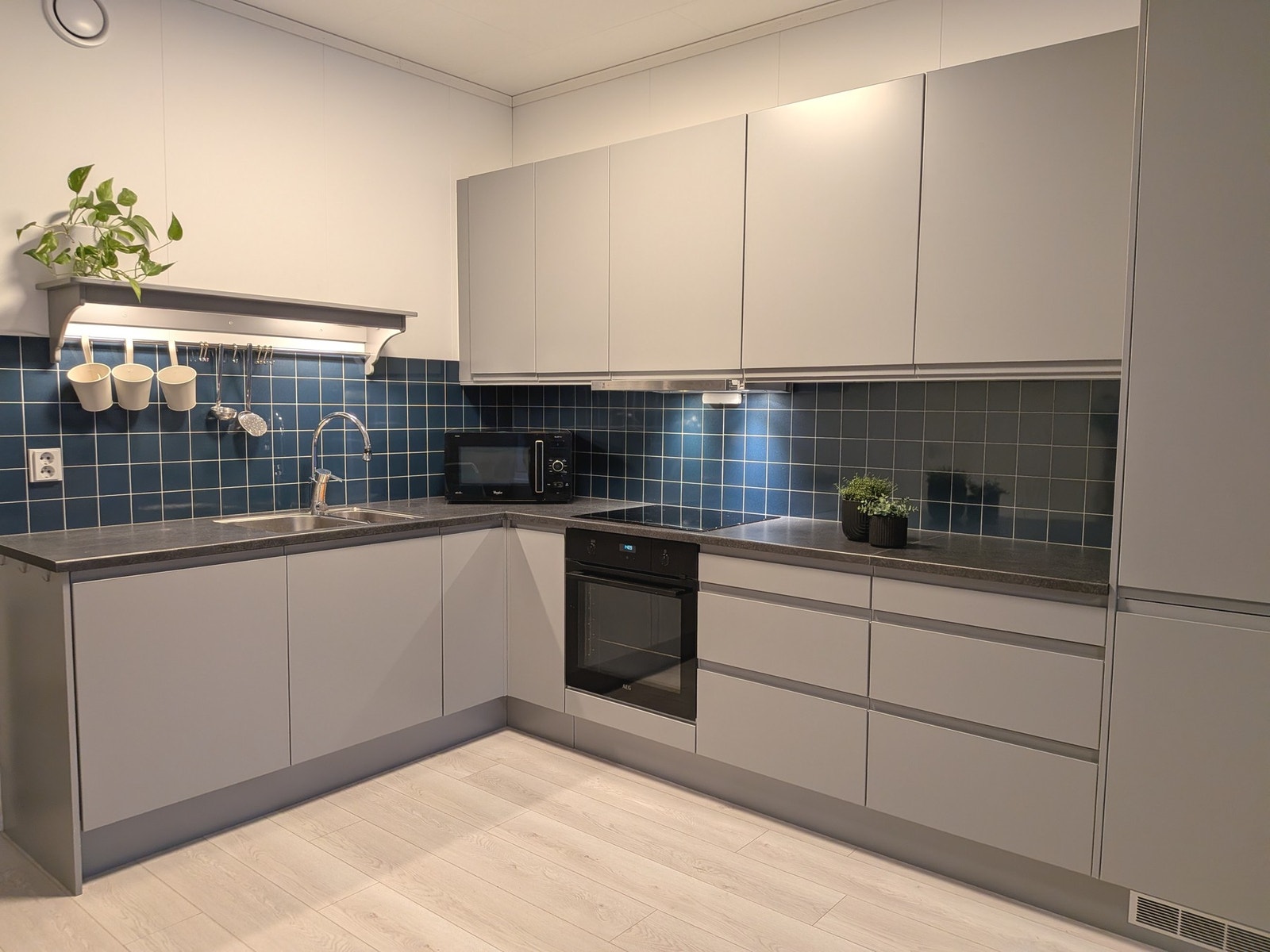 Privat foto: Nyere bilde av kjøkken med plater mellom benk og overskap. Galleribilde