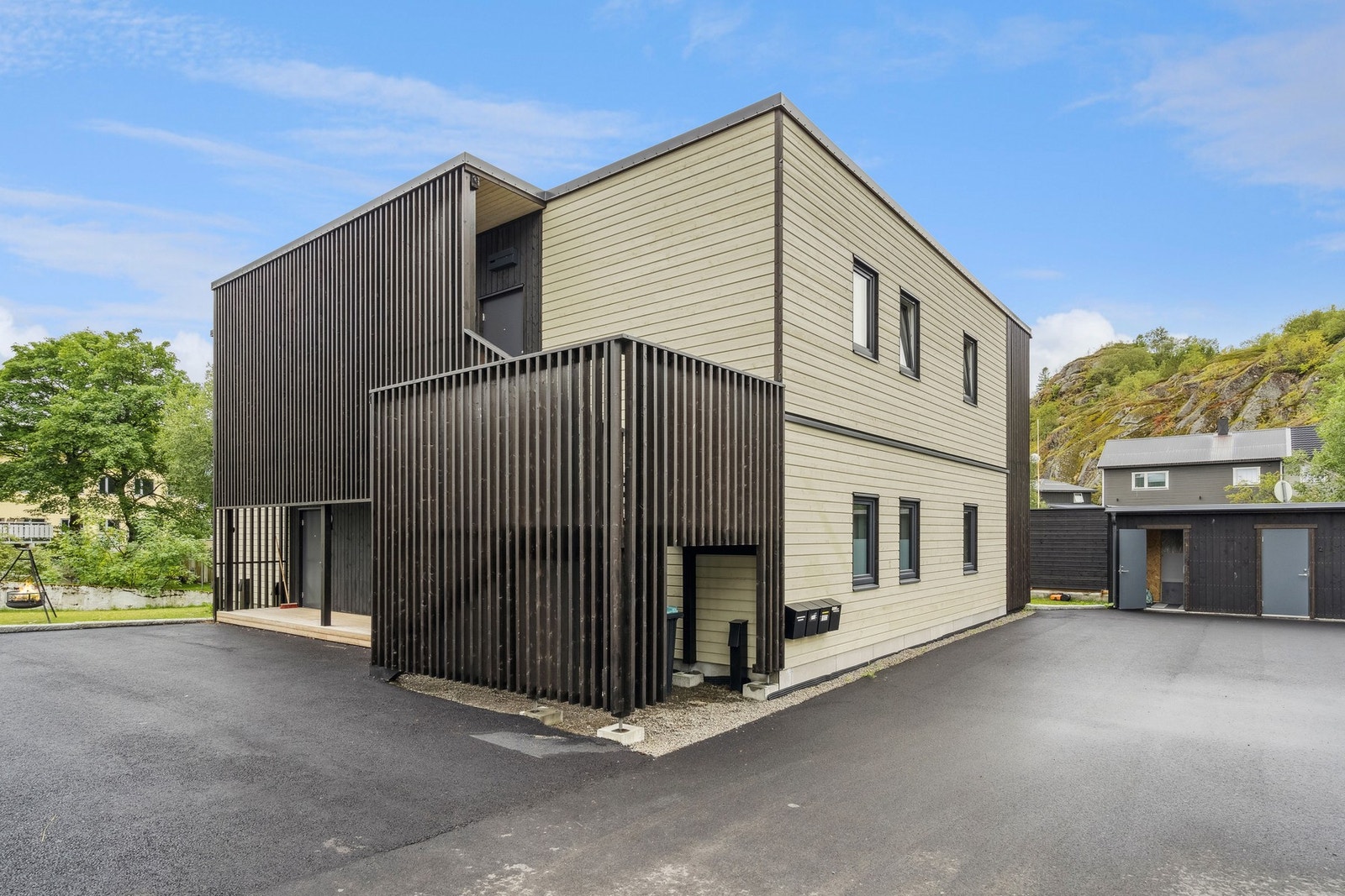 Sameiet ligger sentralt i Svolvær, med asfaltert parkeringsområdet og uteboder. Galleribilde