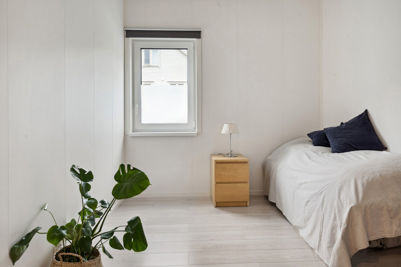 Soverom 2. Soverommet har fått plassbygd et skap for lagring. Galleribilde