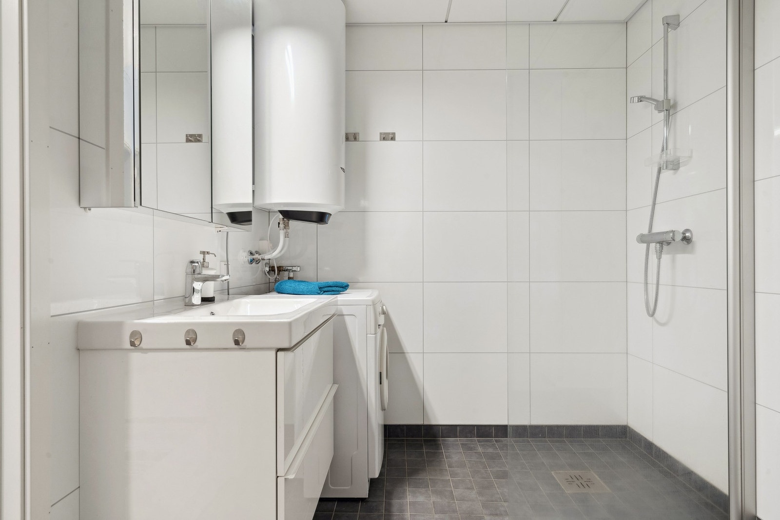 Badet har fliser på gulv og våtromsplater på vegger. Galleribilde