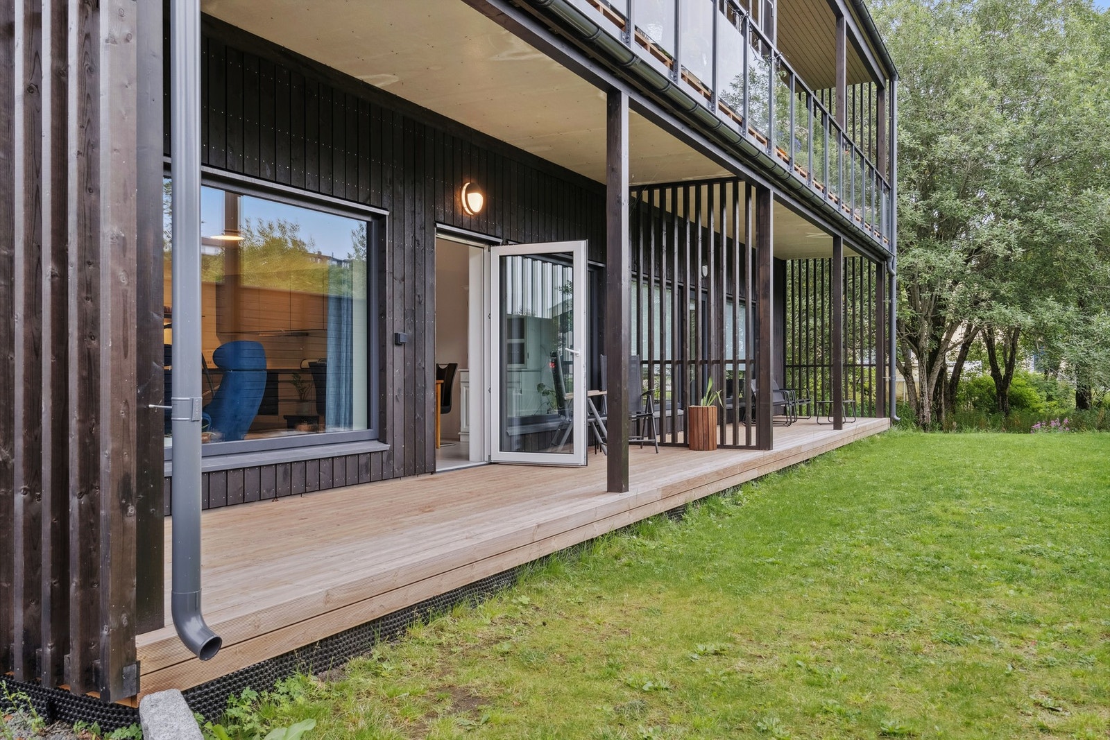 Terrasse på ca. 16 kvm med utgang fra stuen. Sameiet har robotklipper som tar seg av plenklipp Galleribilde