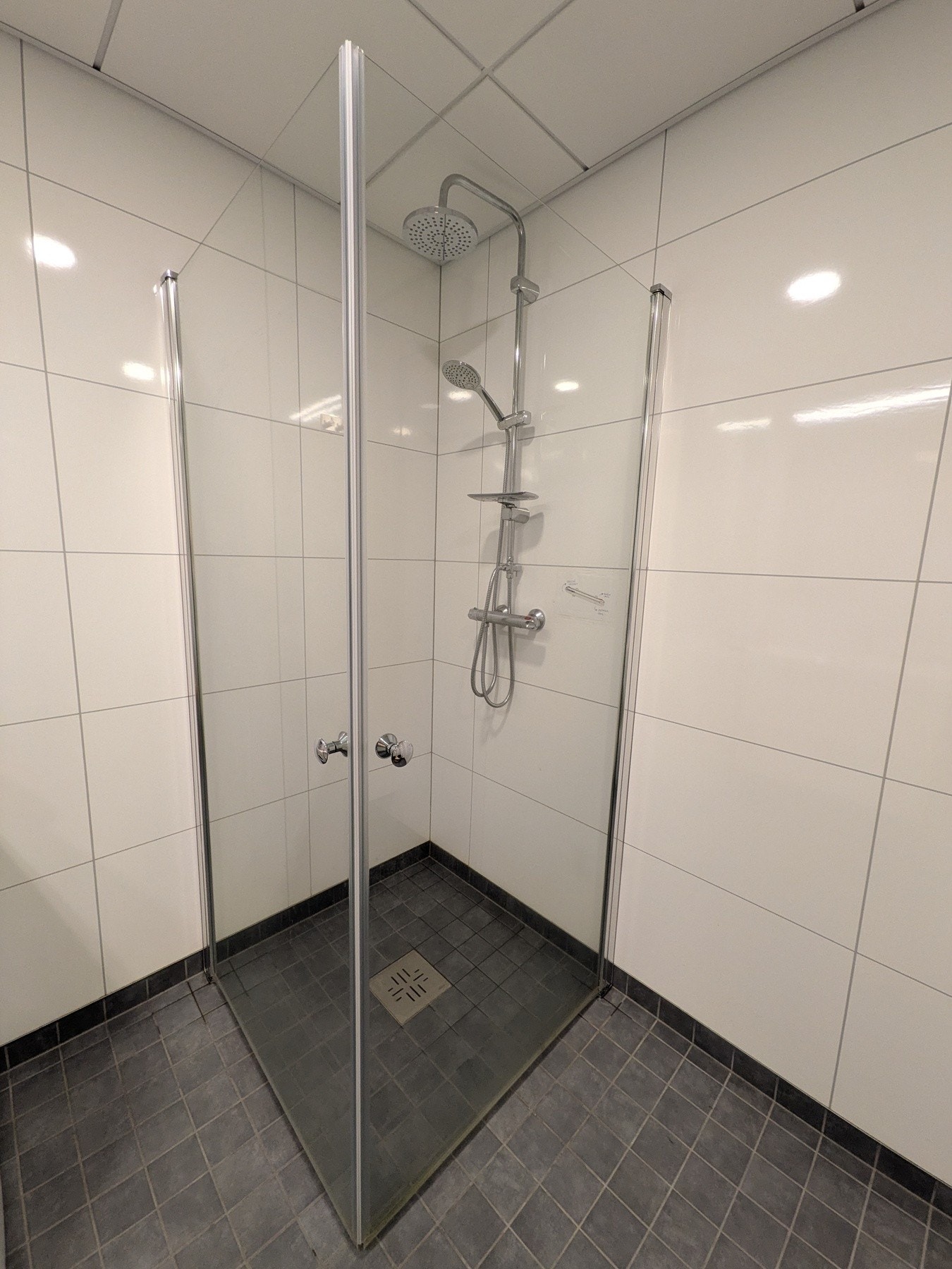 Privat foto: Det er satt inn glassdører i dusjnisje. Galleribilde