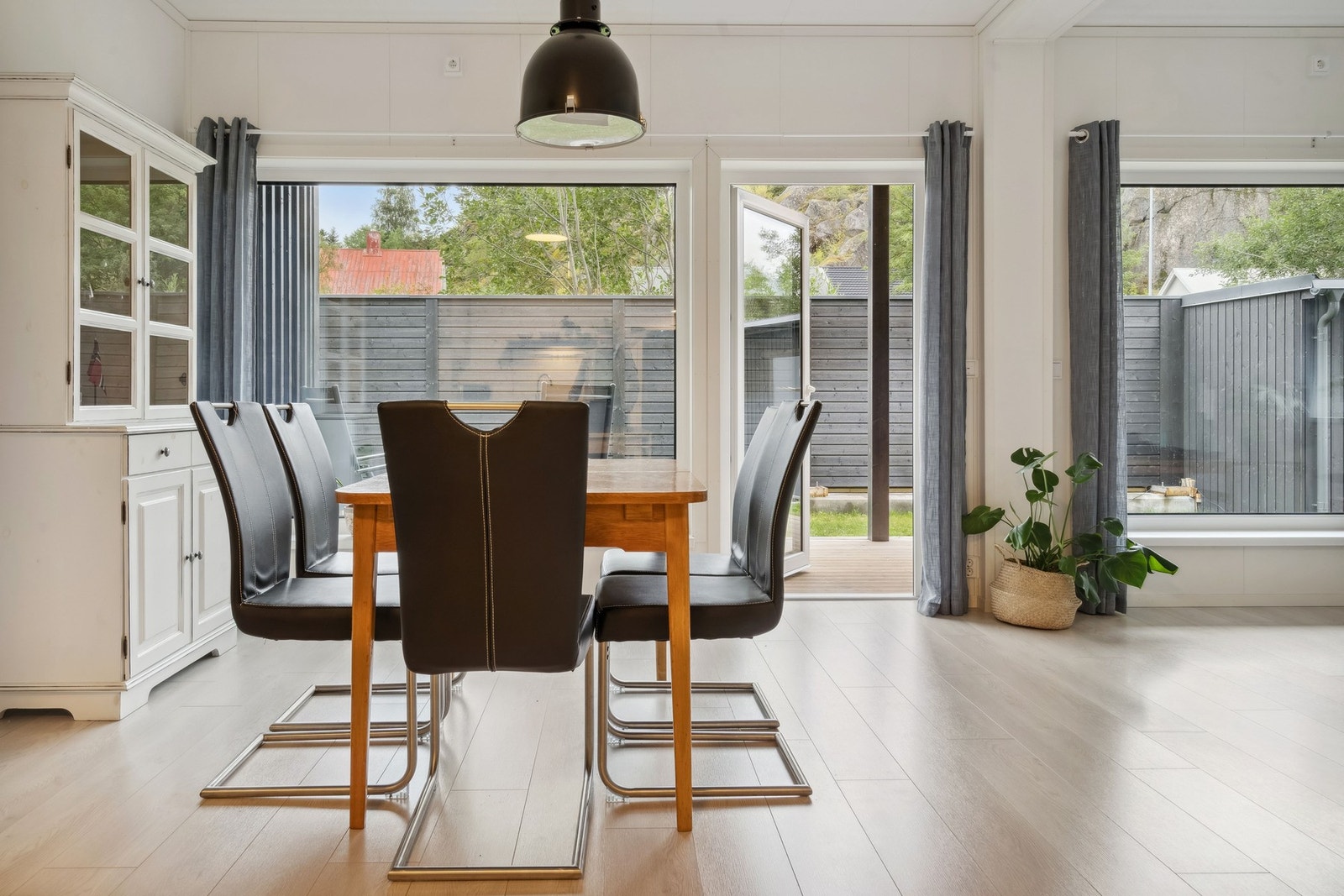 Store vindusflater i front som slipper inn rikelig med dagslys. Galleribilde