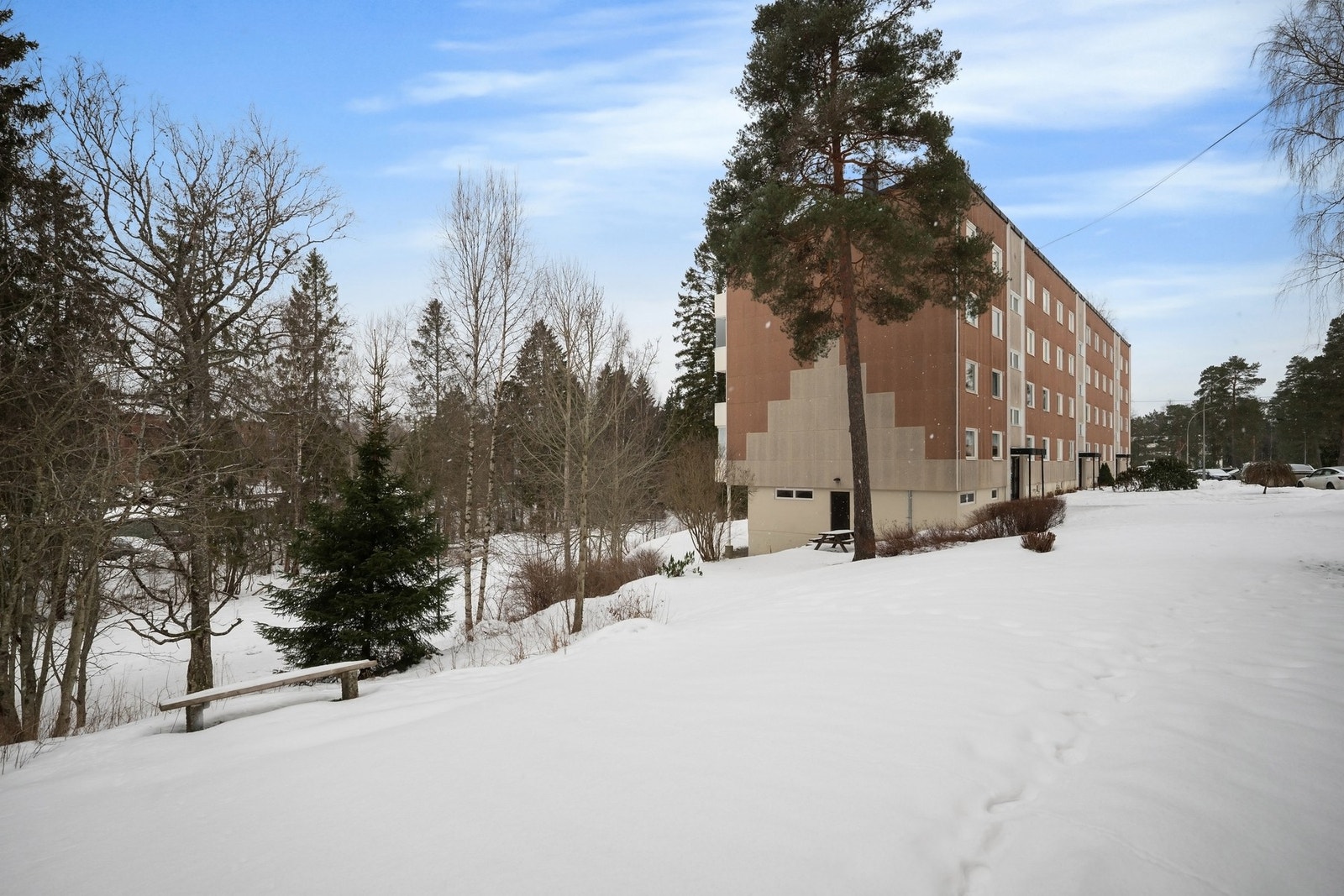 Blokken har en fin intern plassering med store grøntområder rundt Galleribilde