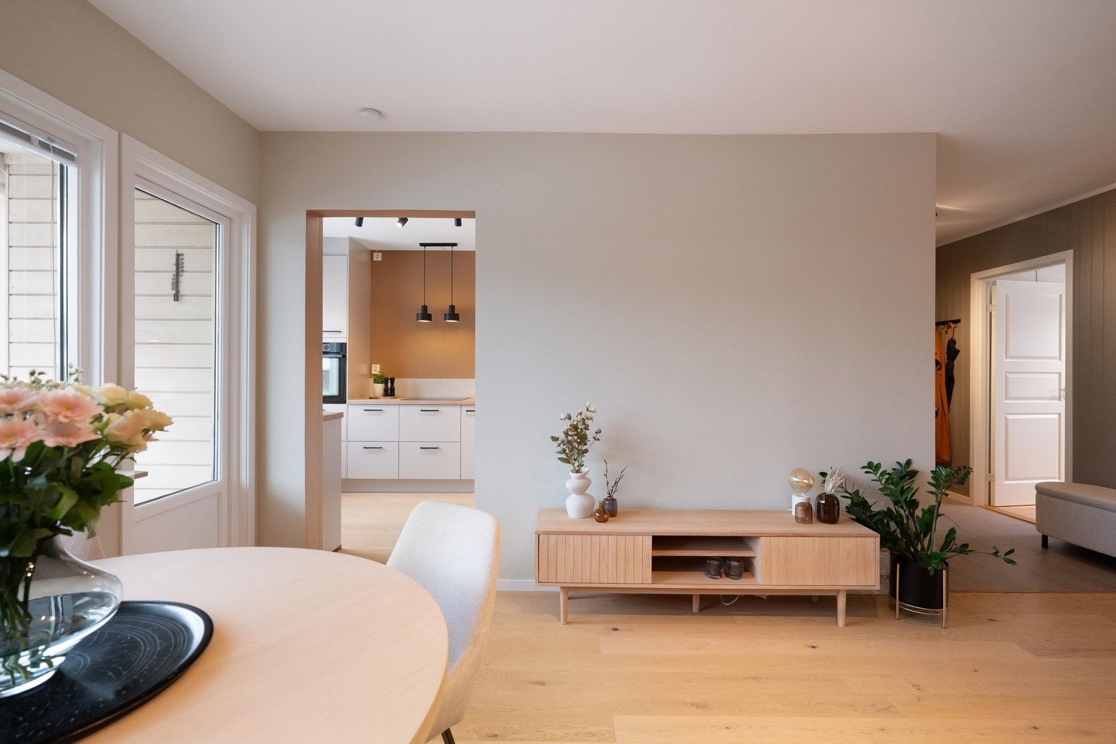 Gjennomgående og praktisk planløsning med kjøkken og stue i dels åpen løsning Galleribilde