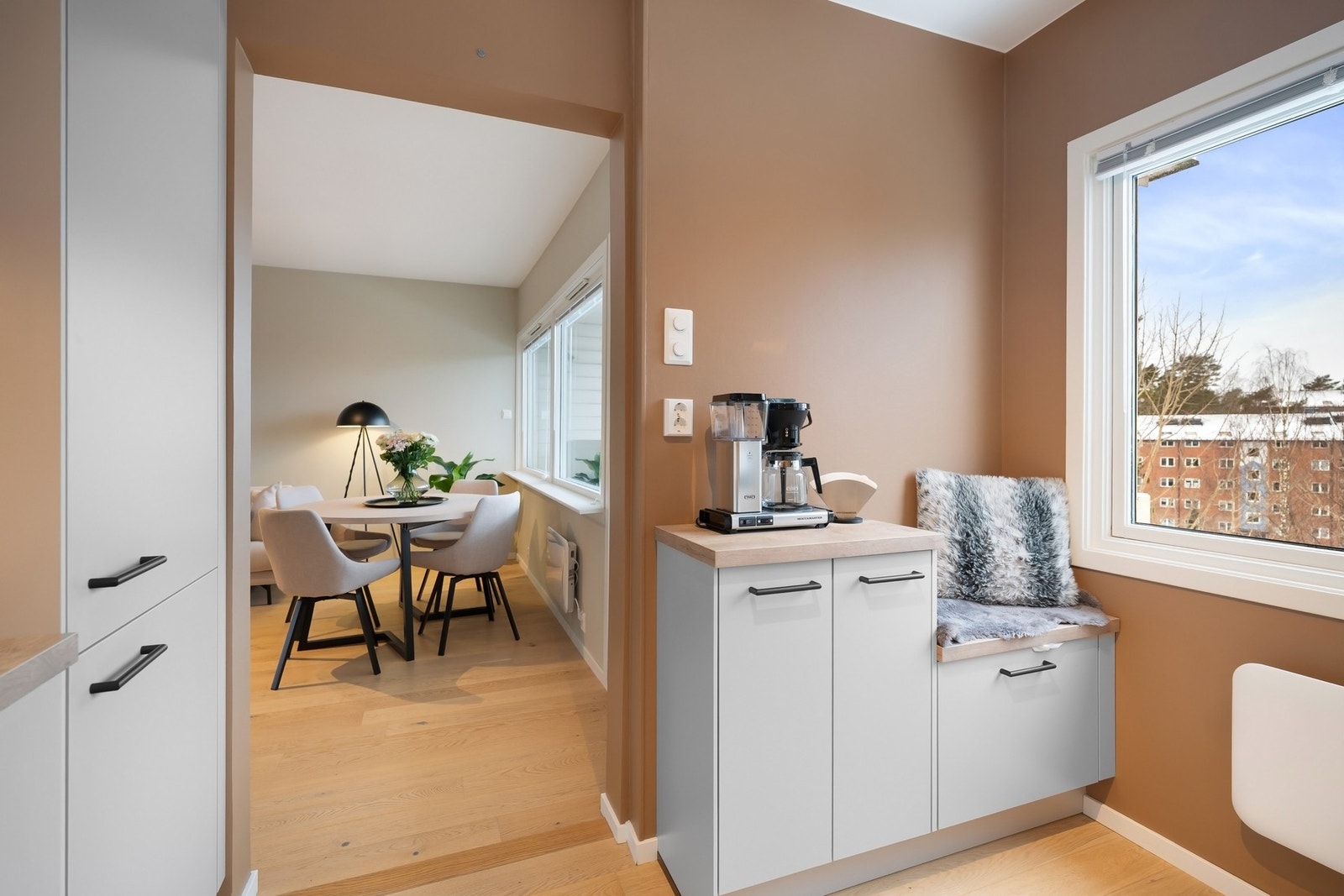 Kjøkkenet er praktisk utnyttet med god benke- og skapplass. Beige og tidsriktige fronter Galleribilde