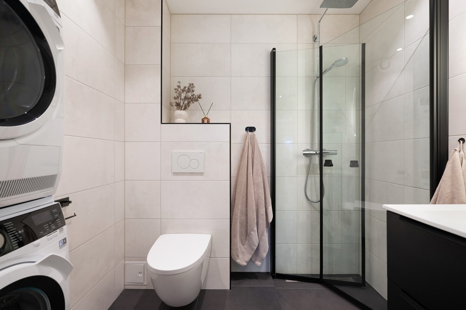 Flislagt og stilrent baderom som er totalrenovert i 2021 Galleribilde