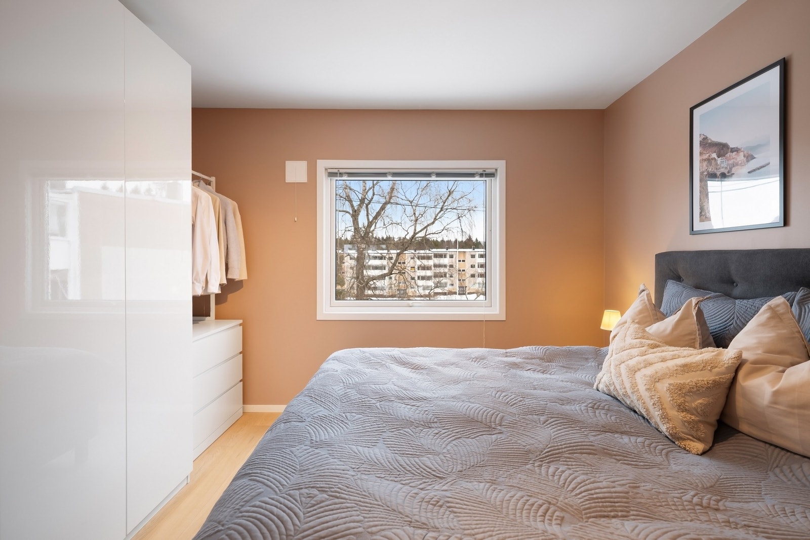 Hovedsoverom med stor garderoberekke med god oppbevaringsplass Galleribilde