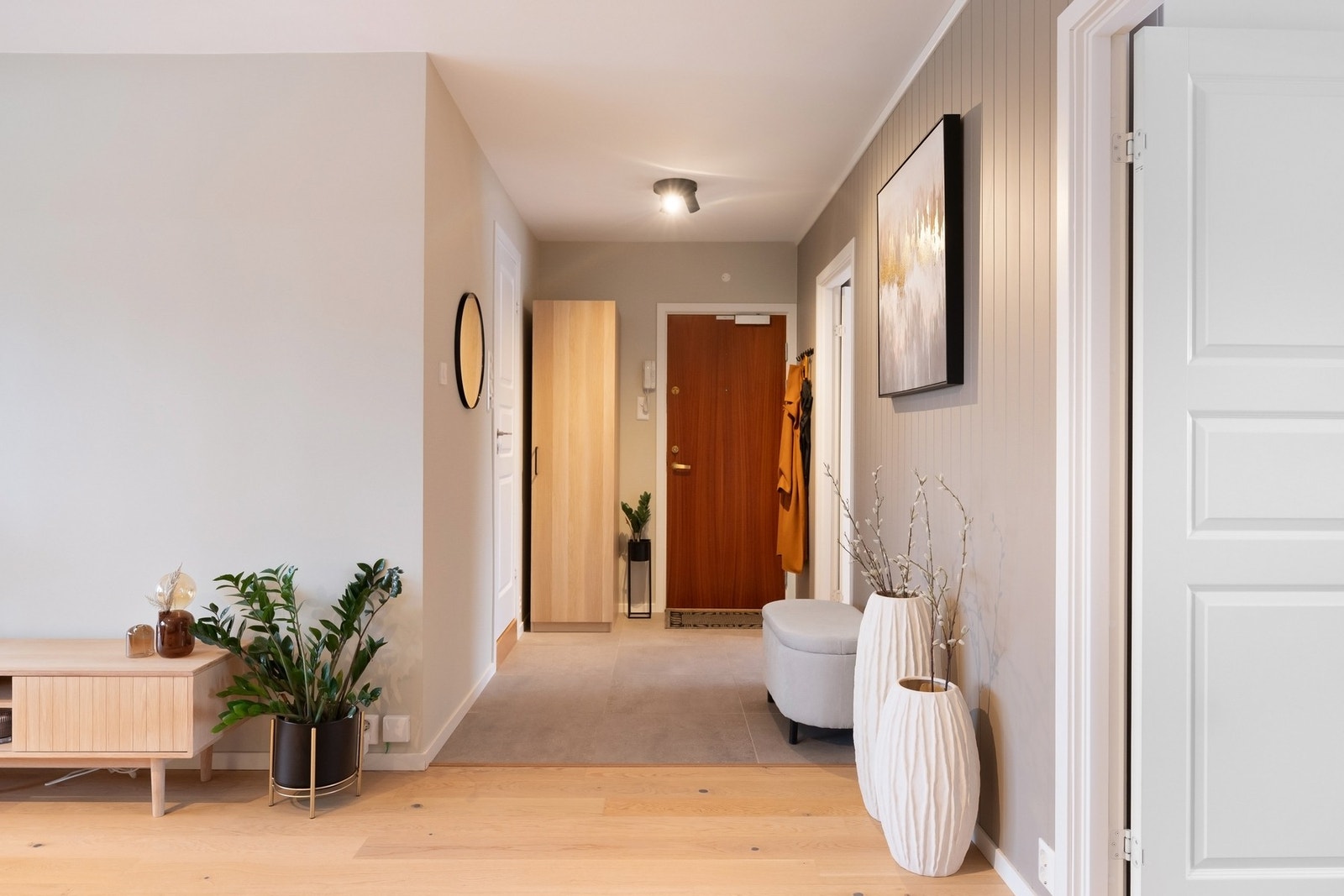 Innbydende og flislagt entré som gir et godt førsteinntrykk av leiligheten Galleribilde