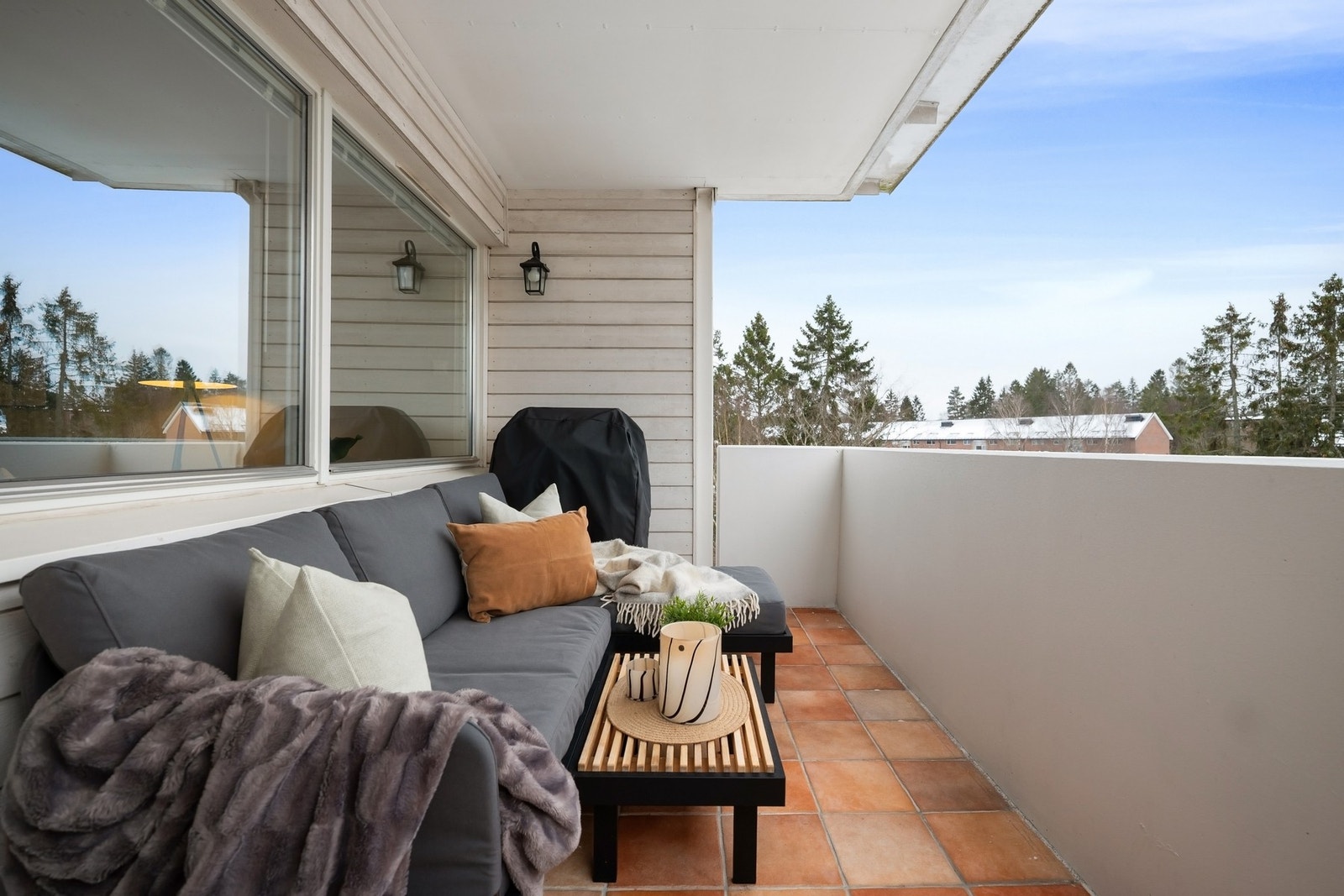 Solrik og luftig balkong med flott utsyn over nærområdet Galleribilde