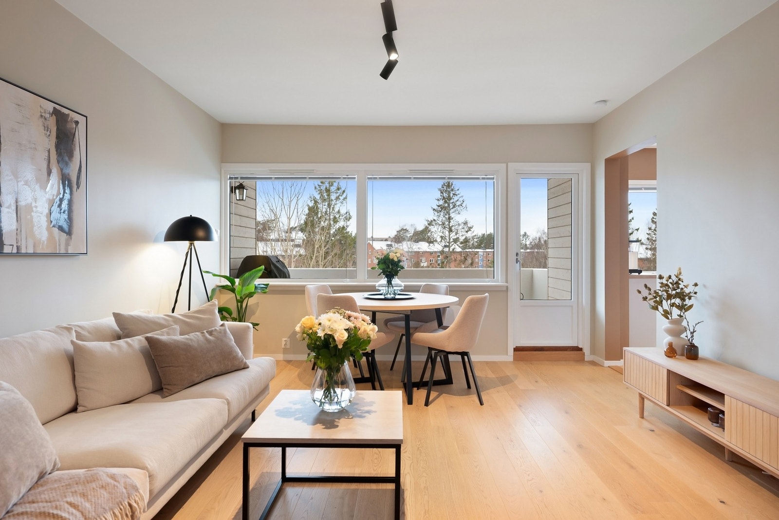 Stue med store vindusflater uten innsyn Galleribilde