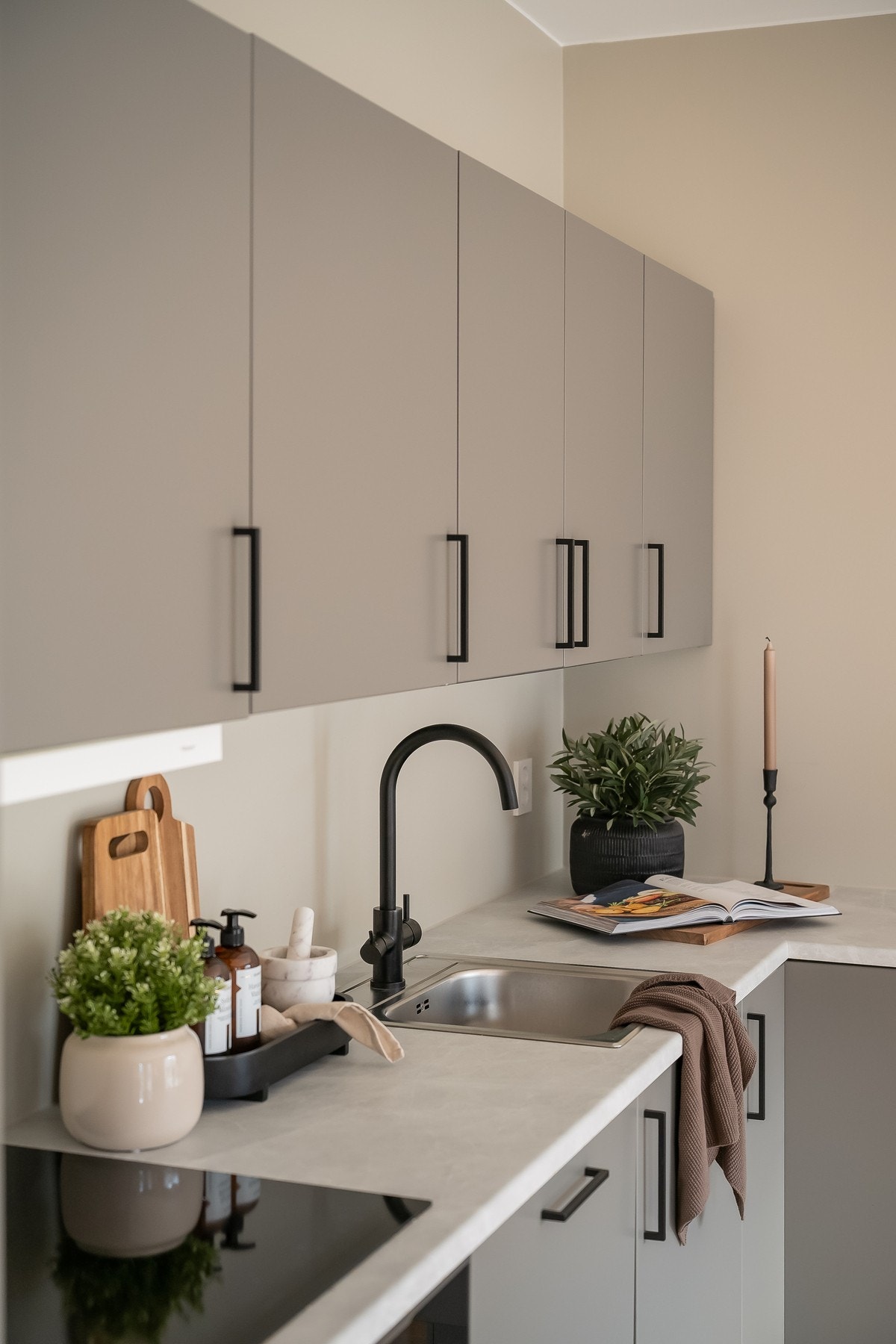 Kjøkkenet har integrerte Hvitevarer, som kjøleskap, oppvaskmaskin, stekeovn og nedfelt platetopp. Galleribilde