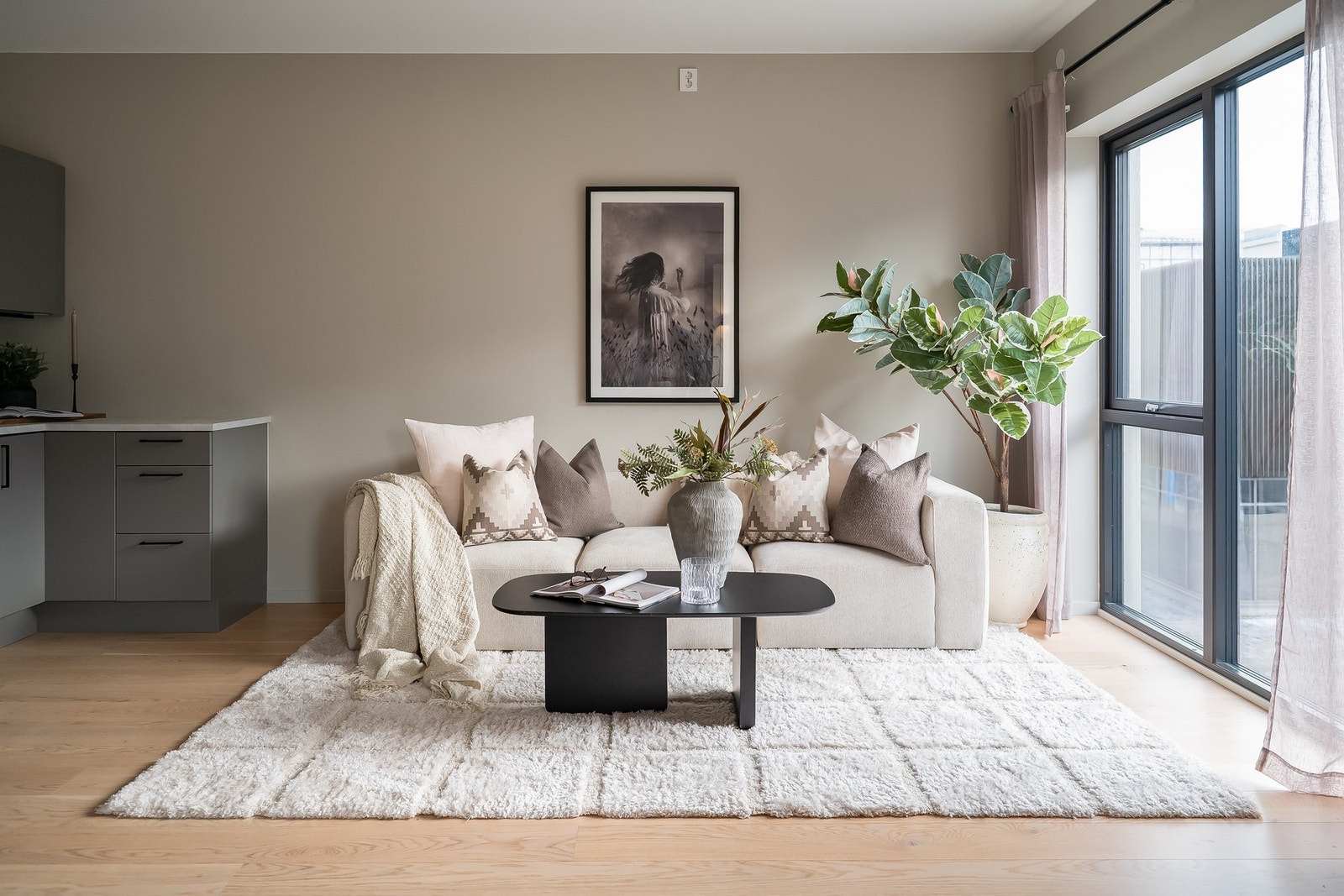 Store vindusflater gir rikelig med naturlig lys og bidrar til en behagelig romfølelse. Galleribilde