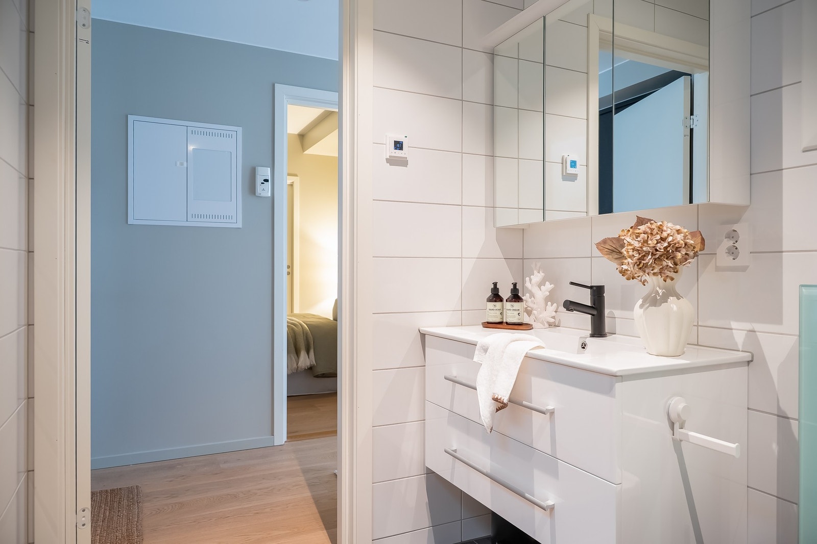 Badet har flislagt gulv og vegger, gulvvarme og downlights i himling. Galleribilde