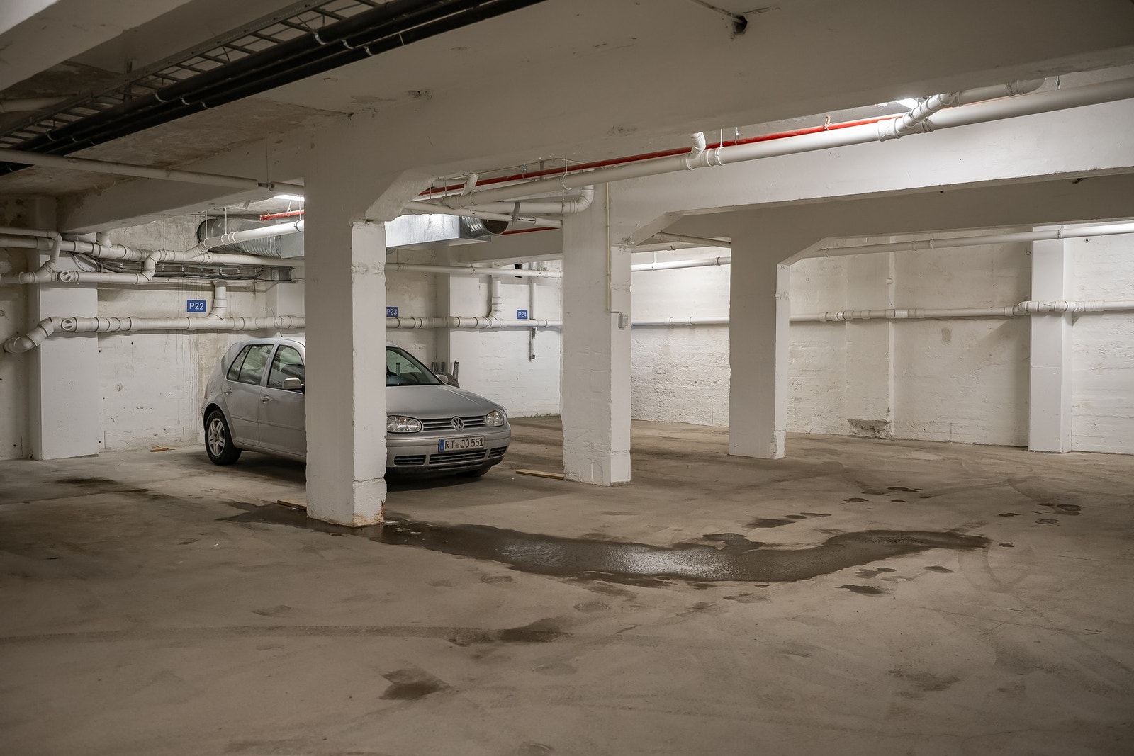 Parkering i oppvarmet p-kjeller med oppkobling til el-bil lader. Galleribilde