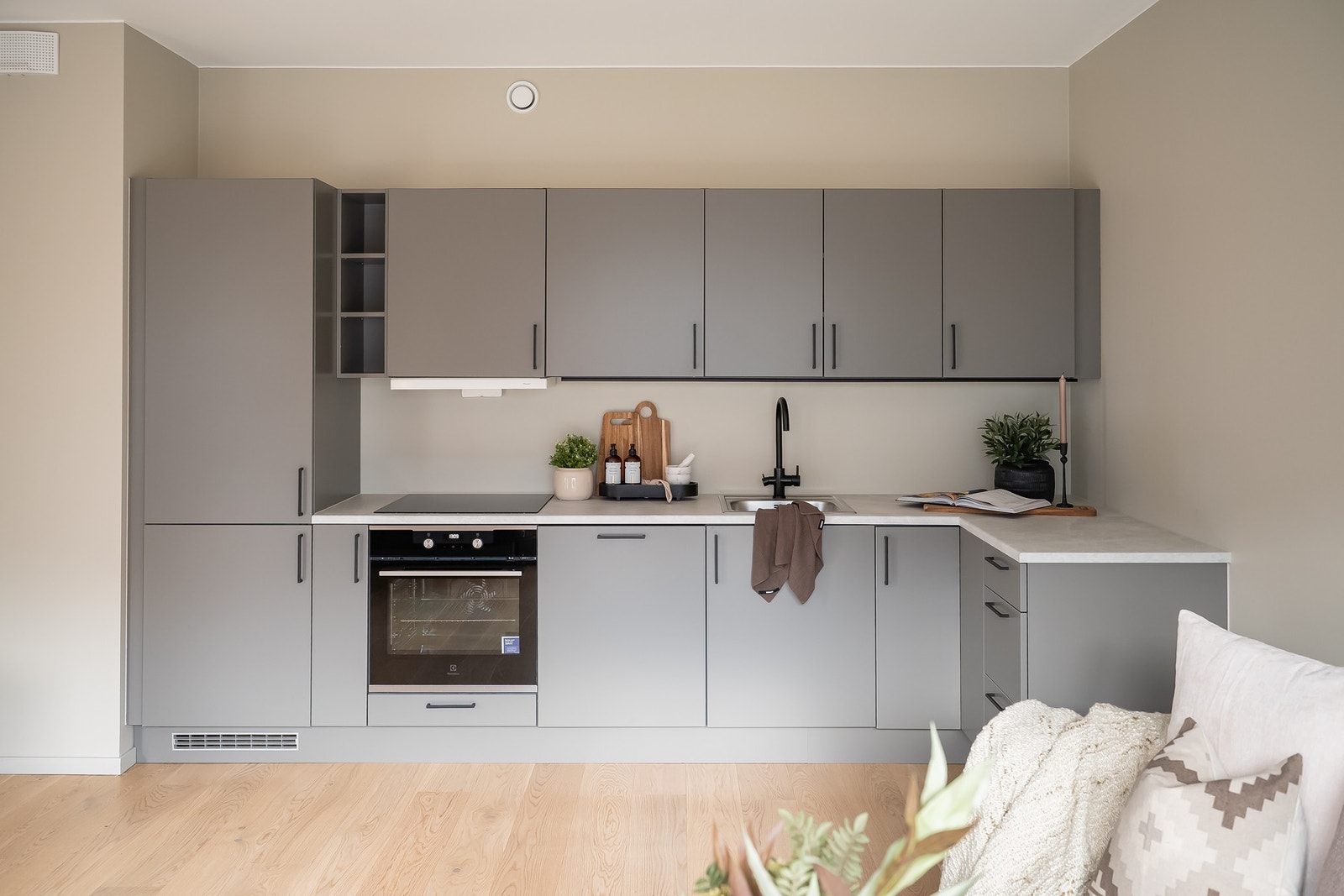 Kjøkkenet ligger i åpen løsning mot stuen og fremstår moderne og stilrent. Galleribilde