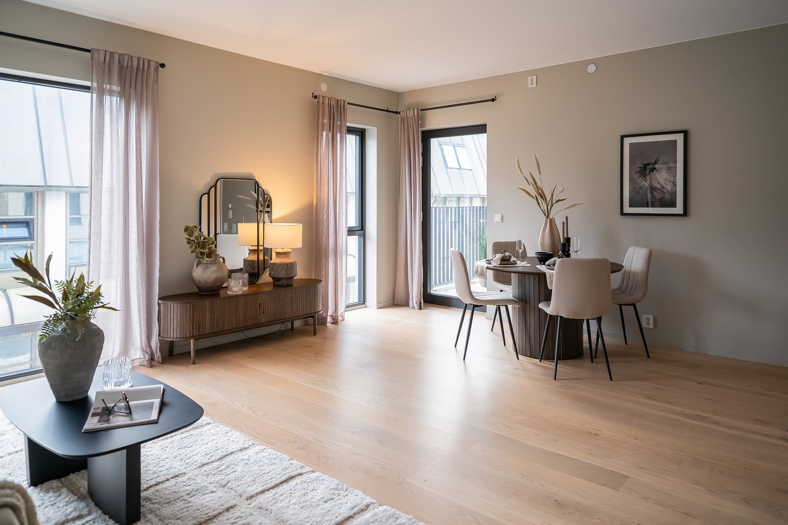 Gode møbleringsmuligheter for både sofagruppe og spiseplass. Galleribilde