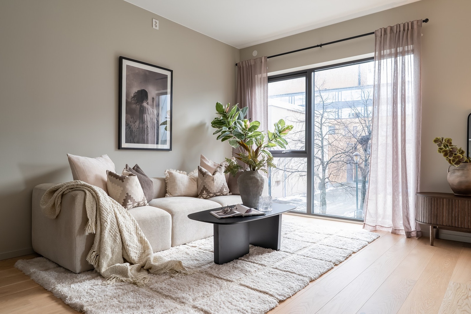 Store vindusflater sørger for et flott lysinnslipp. Galleribilde